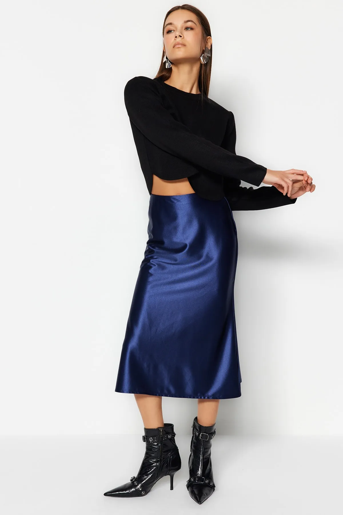 Trendyol Collection  Indigoblauer A-Linien-/Glockenform-Midi-Strickrock aus hochwertigem Satin TWOAW24ET00088