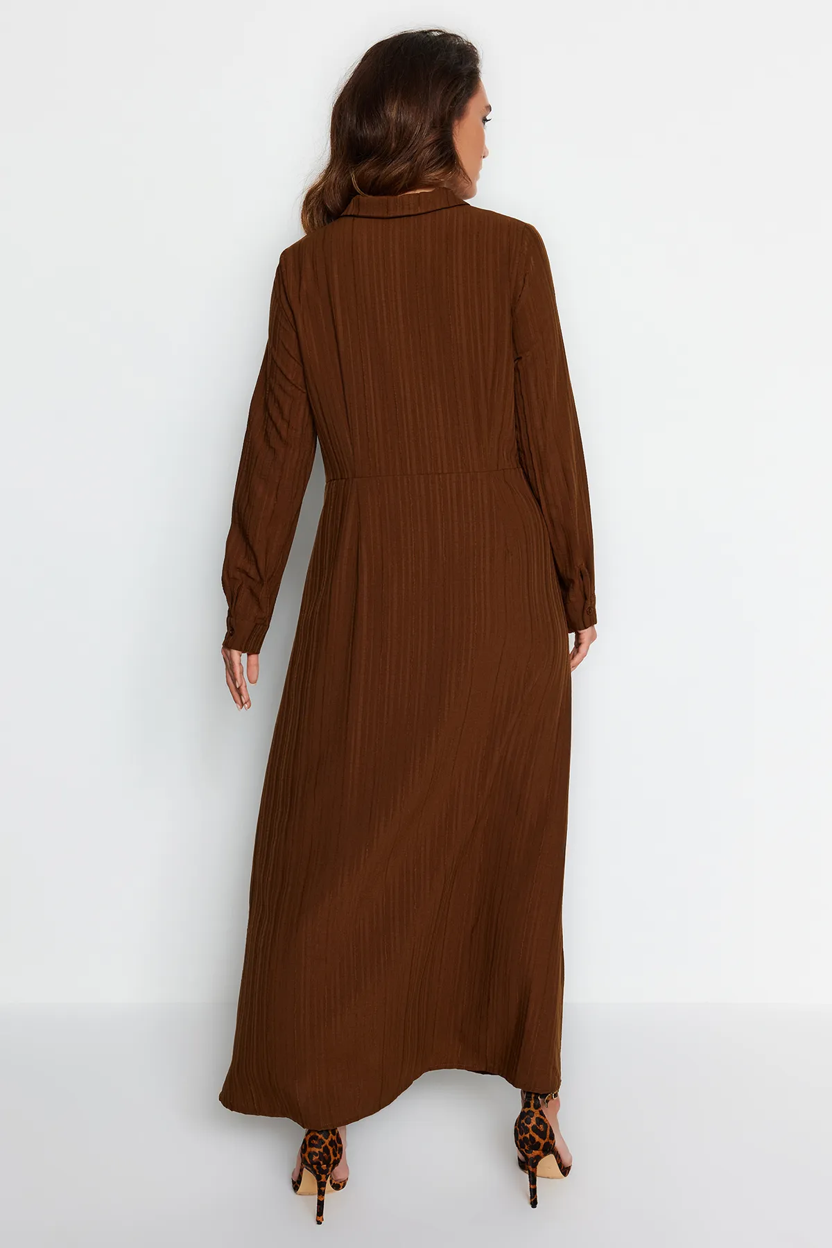 Trendyol Modest  Braunes gewebtes Kleid mit Knoten vorne und Reißverschlussdetail TCTSS23EB00137