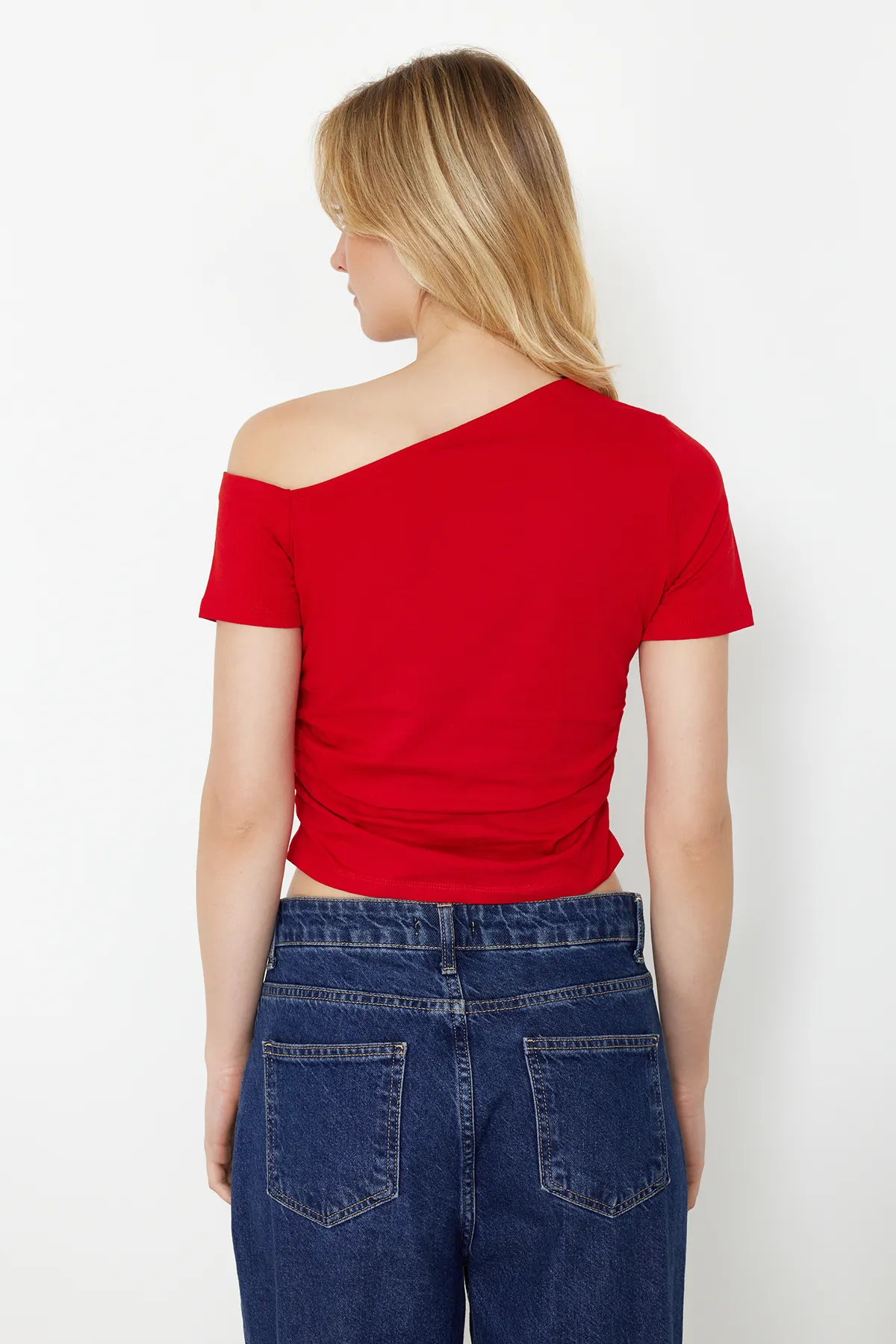 Trendyol Collection  Rote Stretch-Strickbluse mit gerafftem asymmetrischem Kragen TWOSS24BZ00073