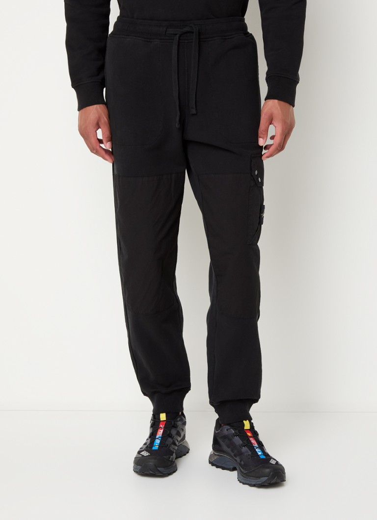 Pantaloni de trening Stone Island 64020 Tapered cu buzunar cu valvă și logo