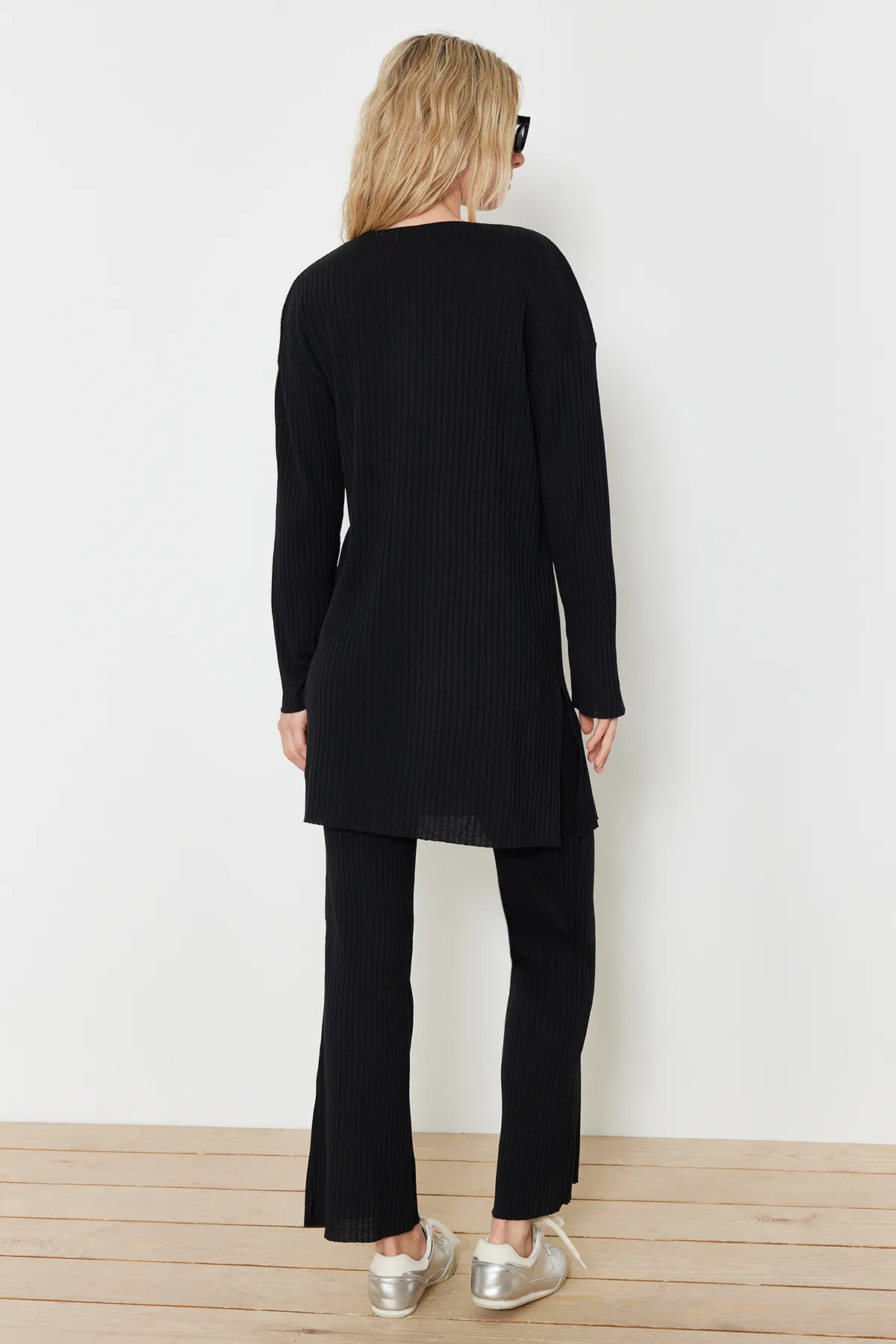 Trendyol Modest  Schwarzes Set aus gestricktem Oberteil und Unterteil im Camisole-Stil TCTSS24US00060