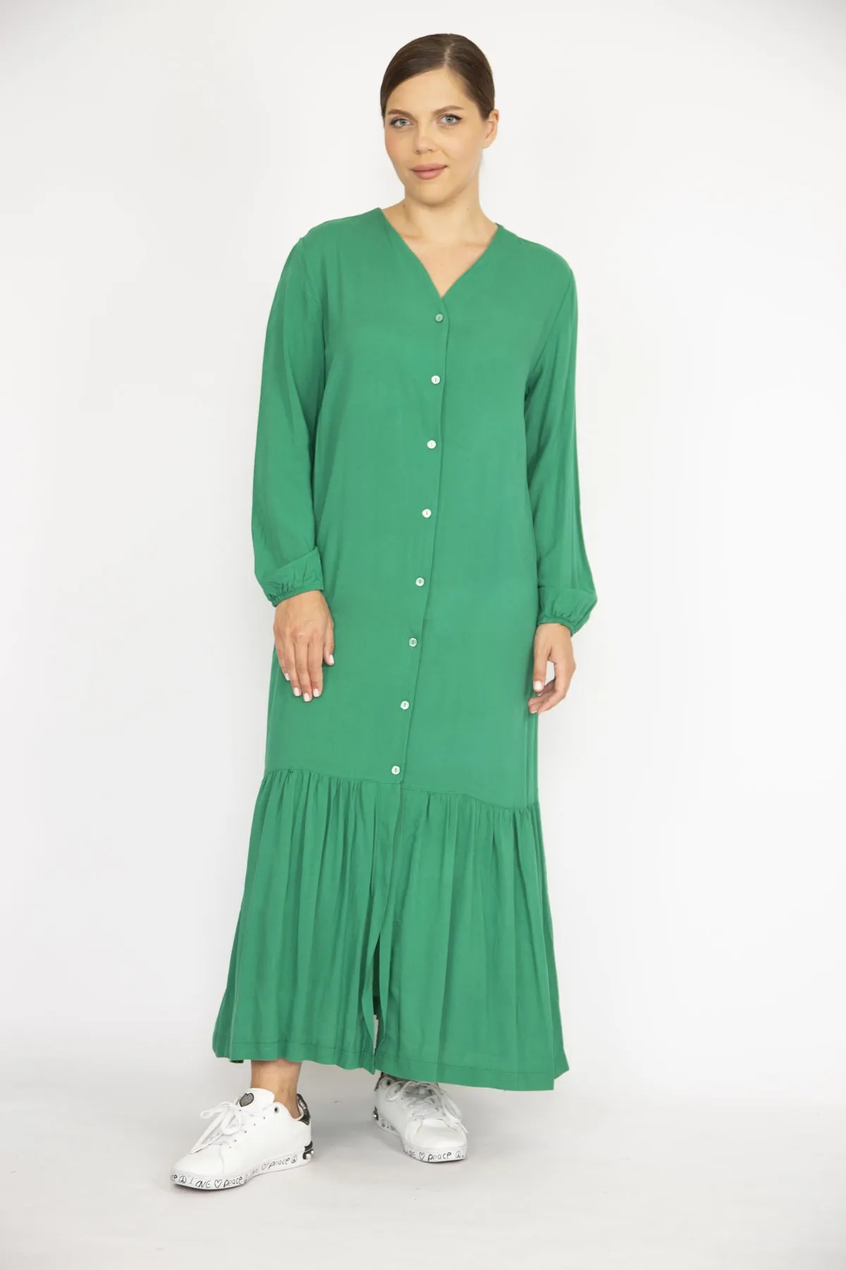 Şans  Grünes, großes Damenkleid aus gewebtem Viskosestoff mit Knöpfen vorne und langen Ärmeln 65n36694