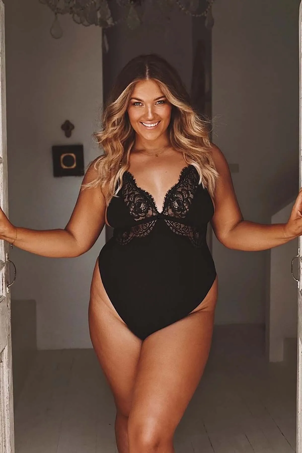 Merry See  Stilvolles Damen-Nachthemd mit Spitzen-Body in Schwarz mit besonderem Design