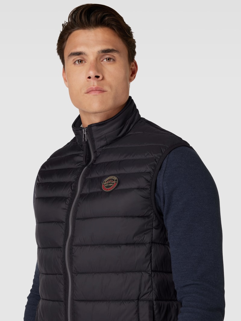 Steppweste mit Label-Patch in schwarz
