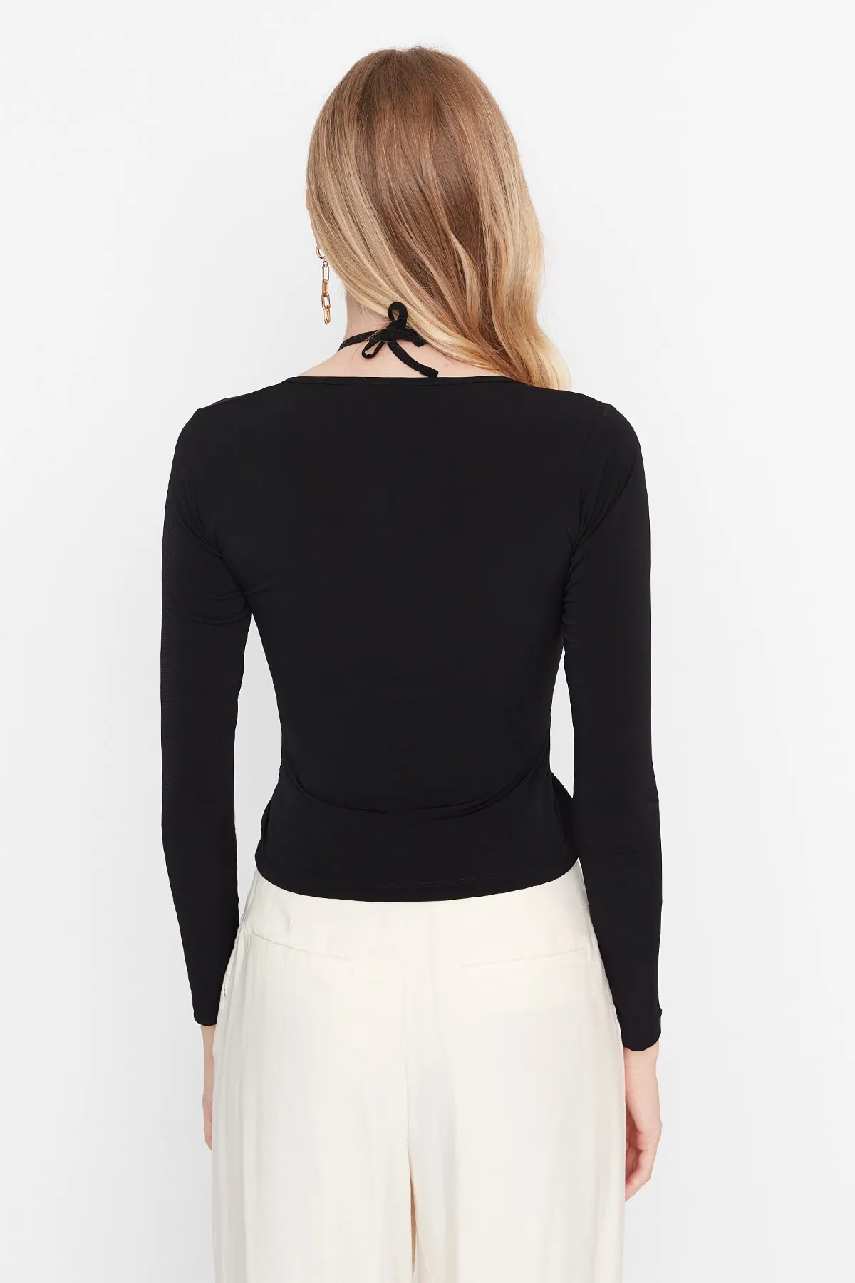 Trendyol Collection  Schwarze, schmale, dehnbare Strickbluse mit Neckholder TWOAW23BZ00093