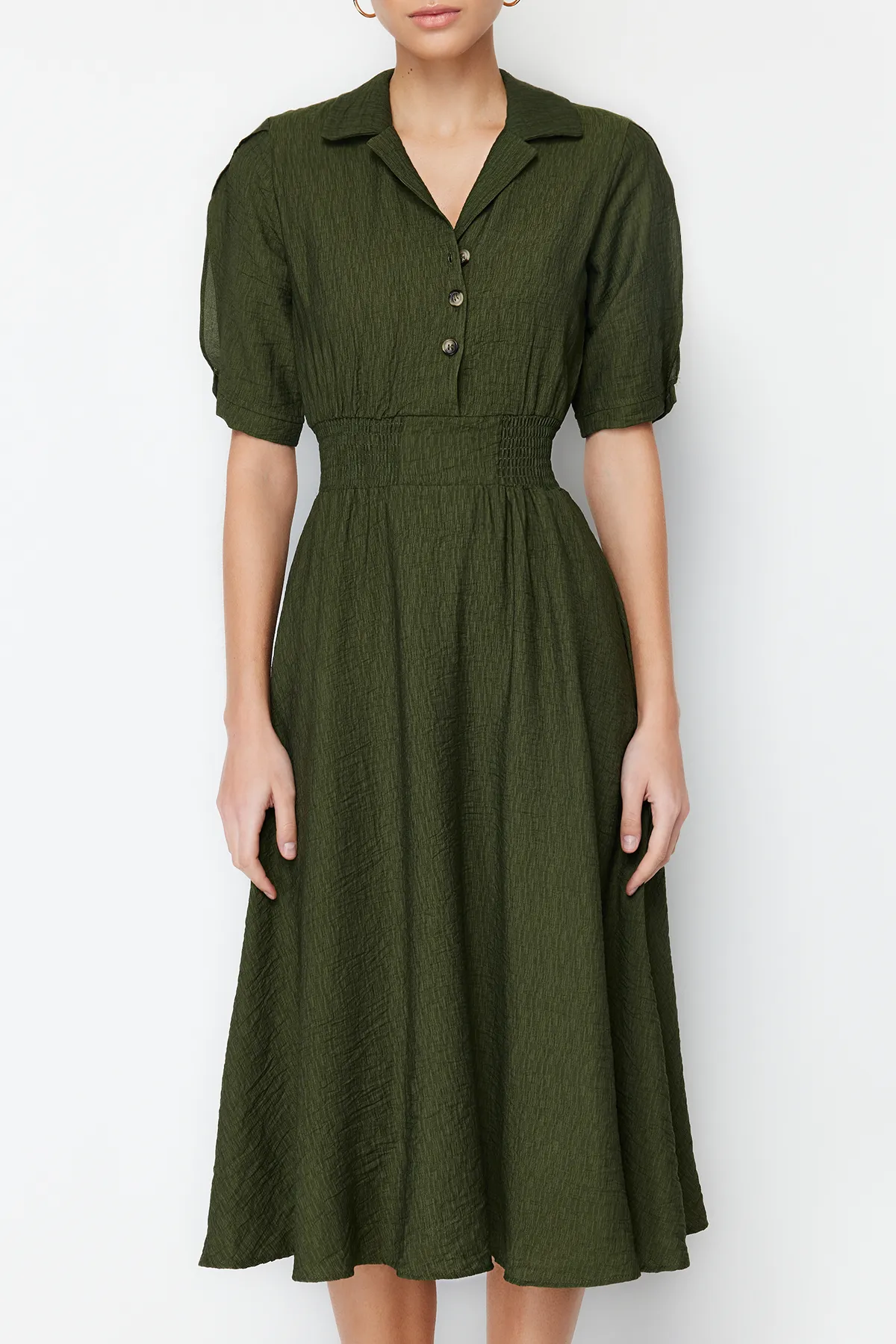 Trendyol Collection  Khakifarbenes A-Linien-Midikleid mit Gimped-Webausschnitt und V-Ausschnitt TWOSS21EL1023