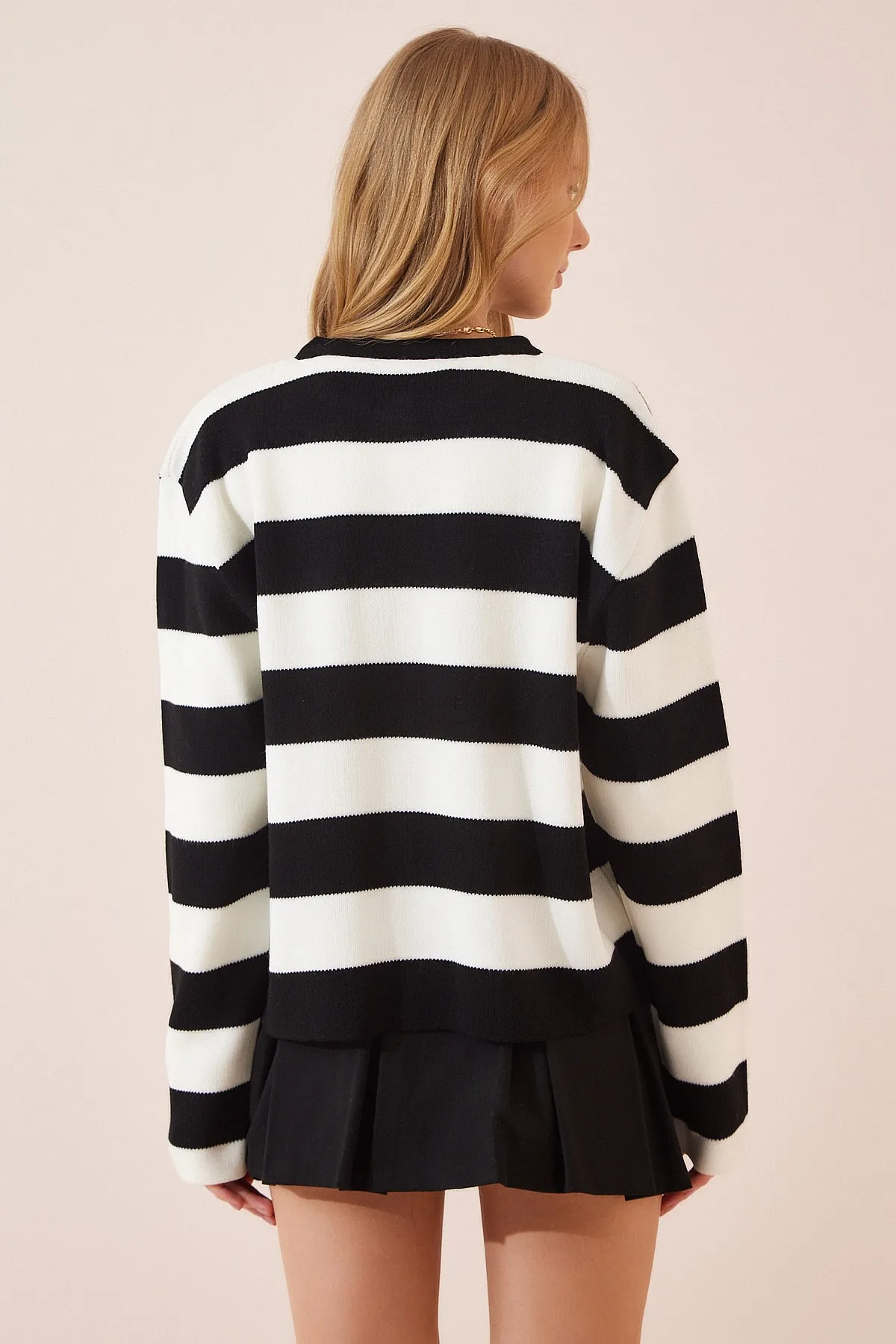 Happiness İstanbul  Schwarze, ecrufarbene Strickjacke mit Rundhalsausschnitt und Streifen für Damen YY00103