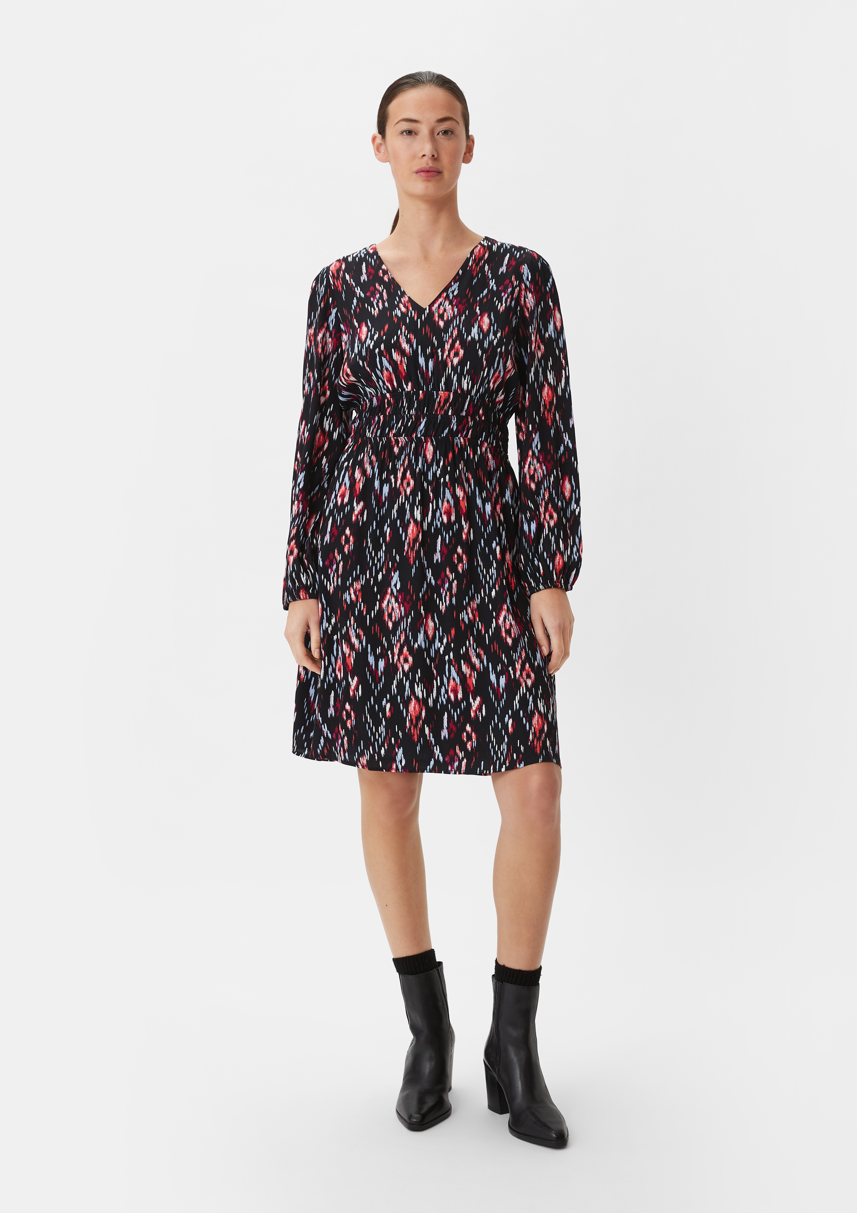 Tailliertes Kleid aus Crêpe - schwarz