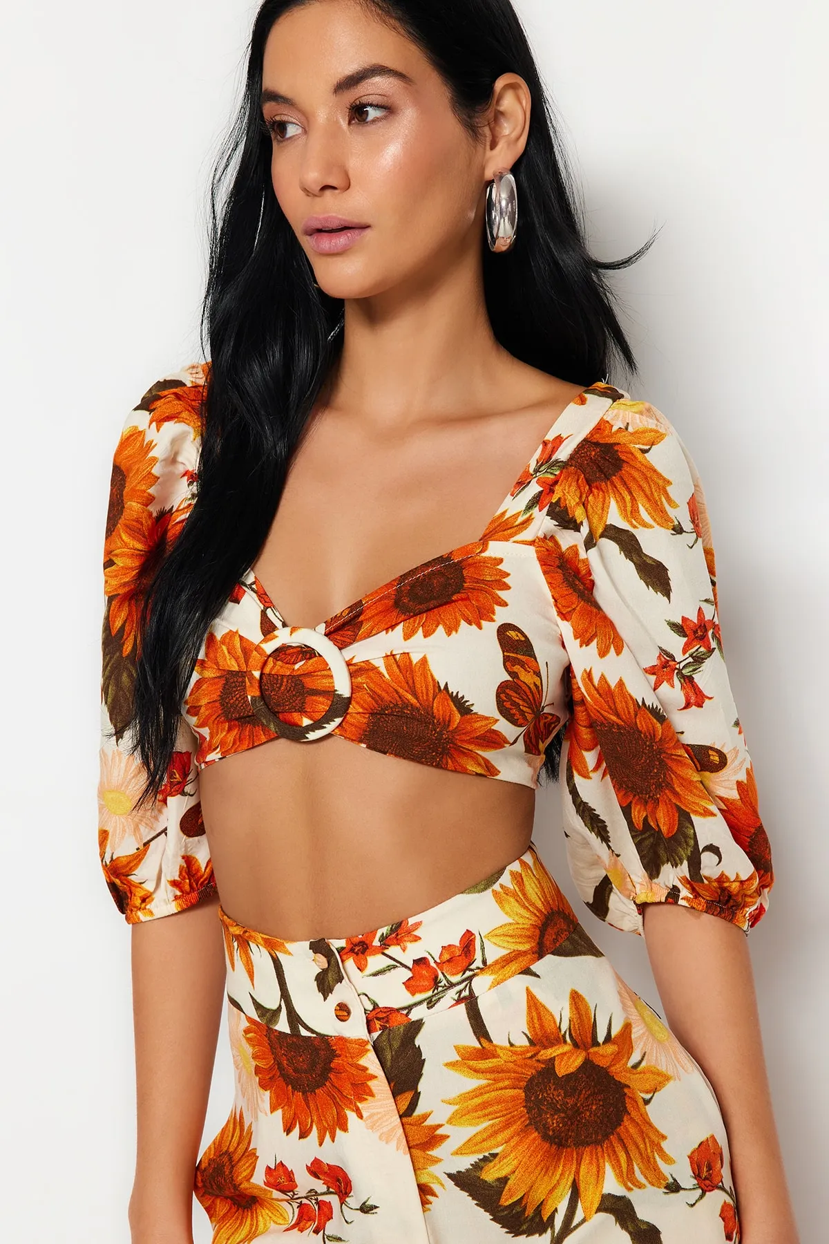 Trendyol Collection  Gewebtes Accessoire-Set mit Bluse und Shorts mit Blumendruck TBESS23AU00018