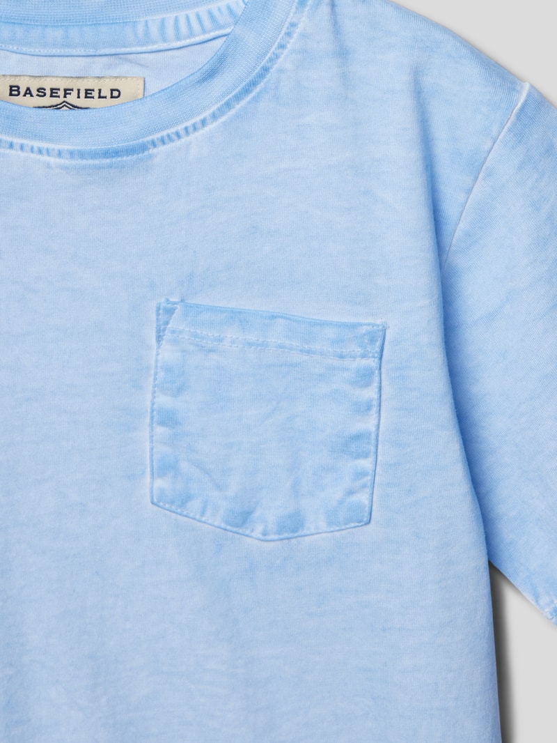 T-Shirt mit Label-Patch in blau