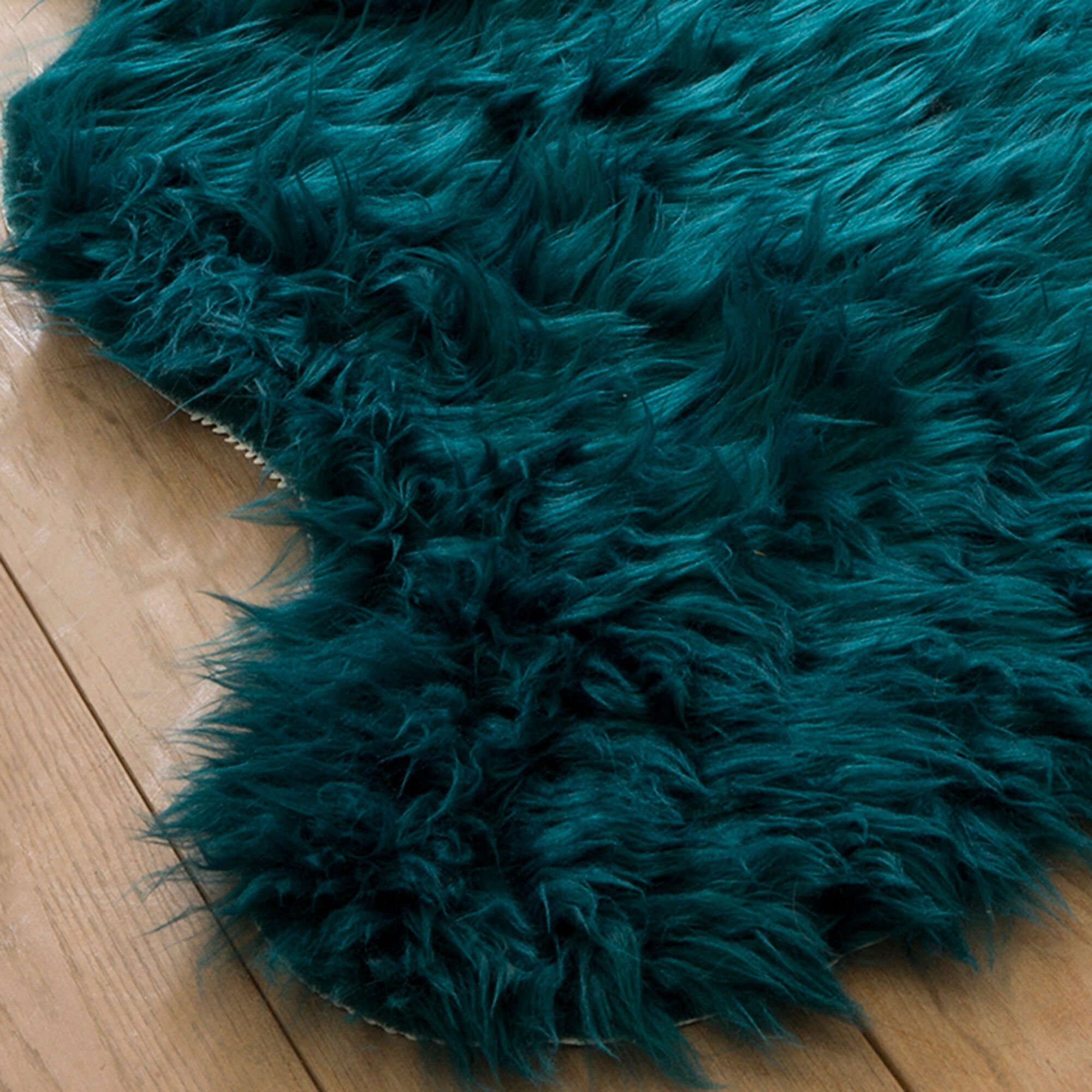 Tapis poils forme peau de bête
