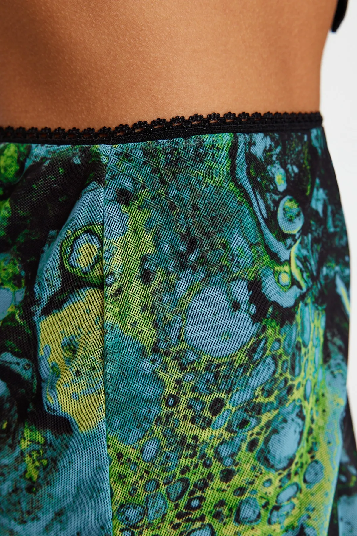 Trendyol Collection  Blau gemusterter Maxi-Rock aus Tüll mit Spitzendetail und Stretch-Strick TWOSS23ET00369