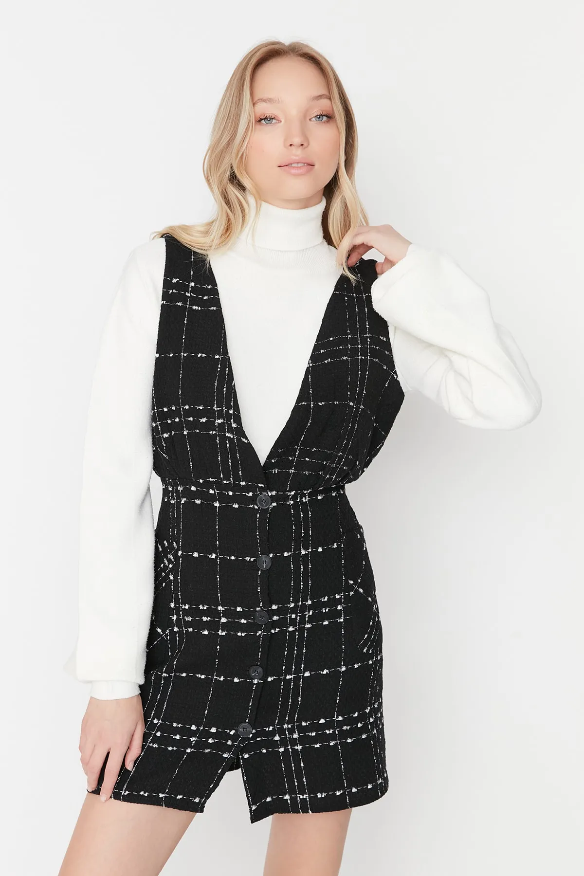 Trendyol Collection  Schwarzes gewebtes Mini-Westenkleid mit V-Ausschnitt TWOAW21EL0319