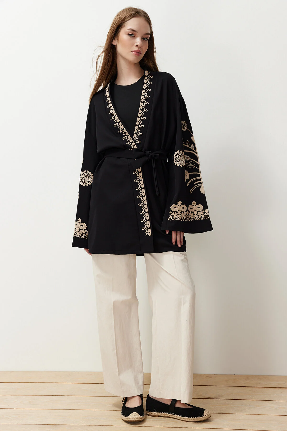 Trendyol Modest  Schwarze gewebte bestickte Mütze & Ferace & Kimono TCTSS24KF00018