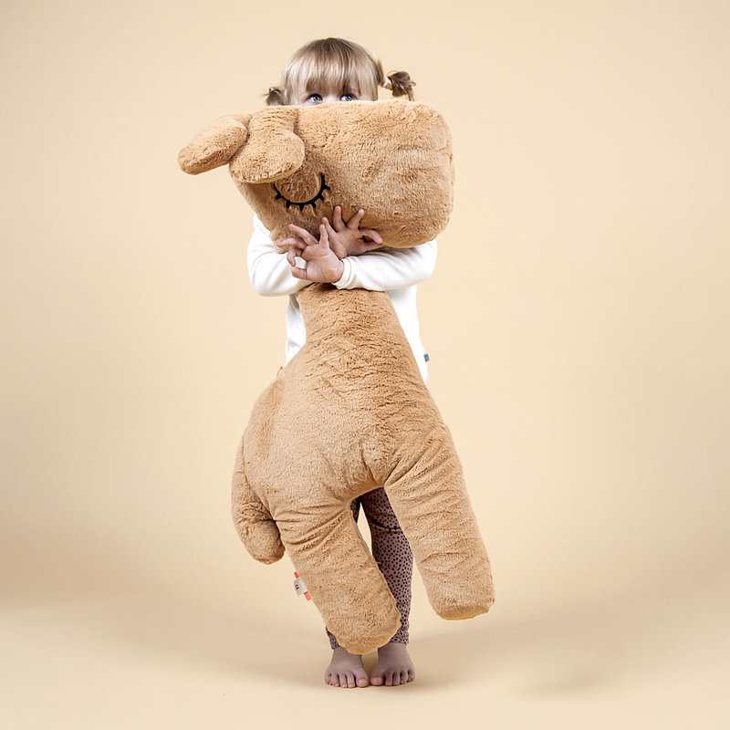 Peluche géante Girafe Raffi Moutarde 1 mètre Done By Deer