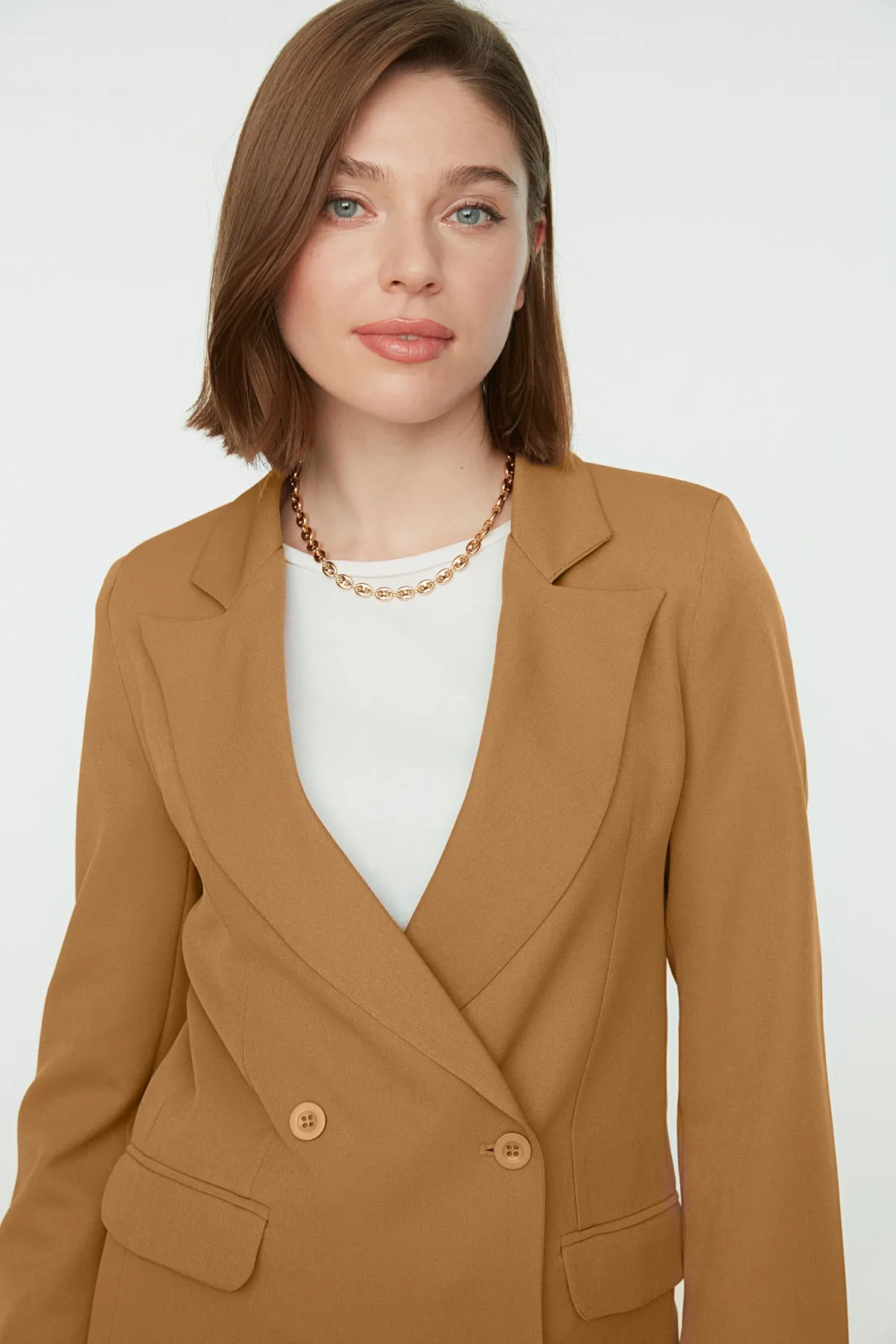Trendyol Modest  Kamelfarbener Blazer aus Webstoff mit doppelter Knopftasche und detailliertem Futter TCTAW22CK0007