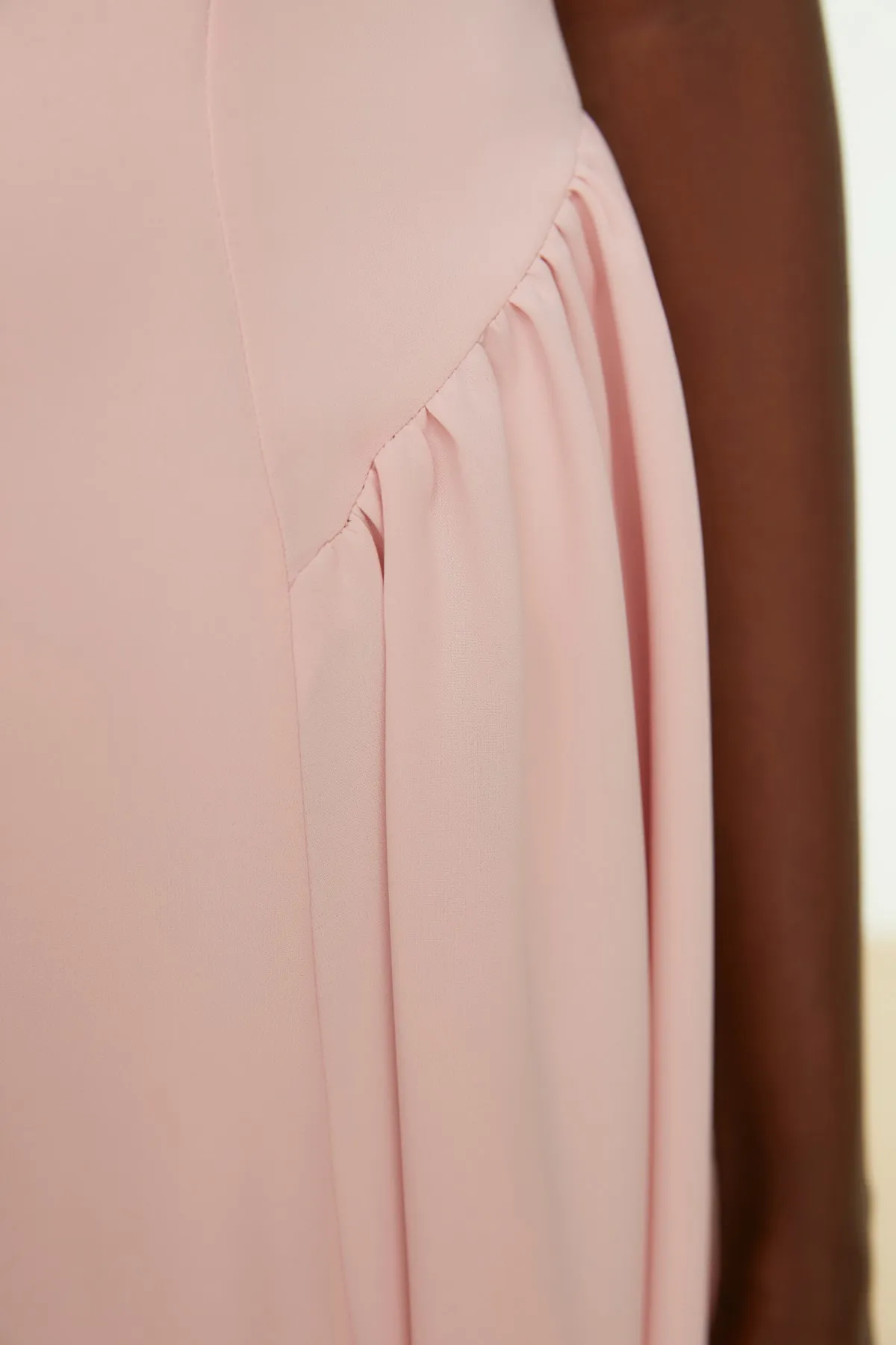 Trendyol Collection  Elegantes Abendkleid mit puderfarbenem Raffungsdetail TPRSS22EL0966