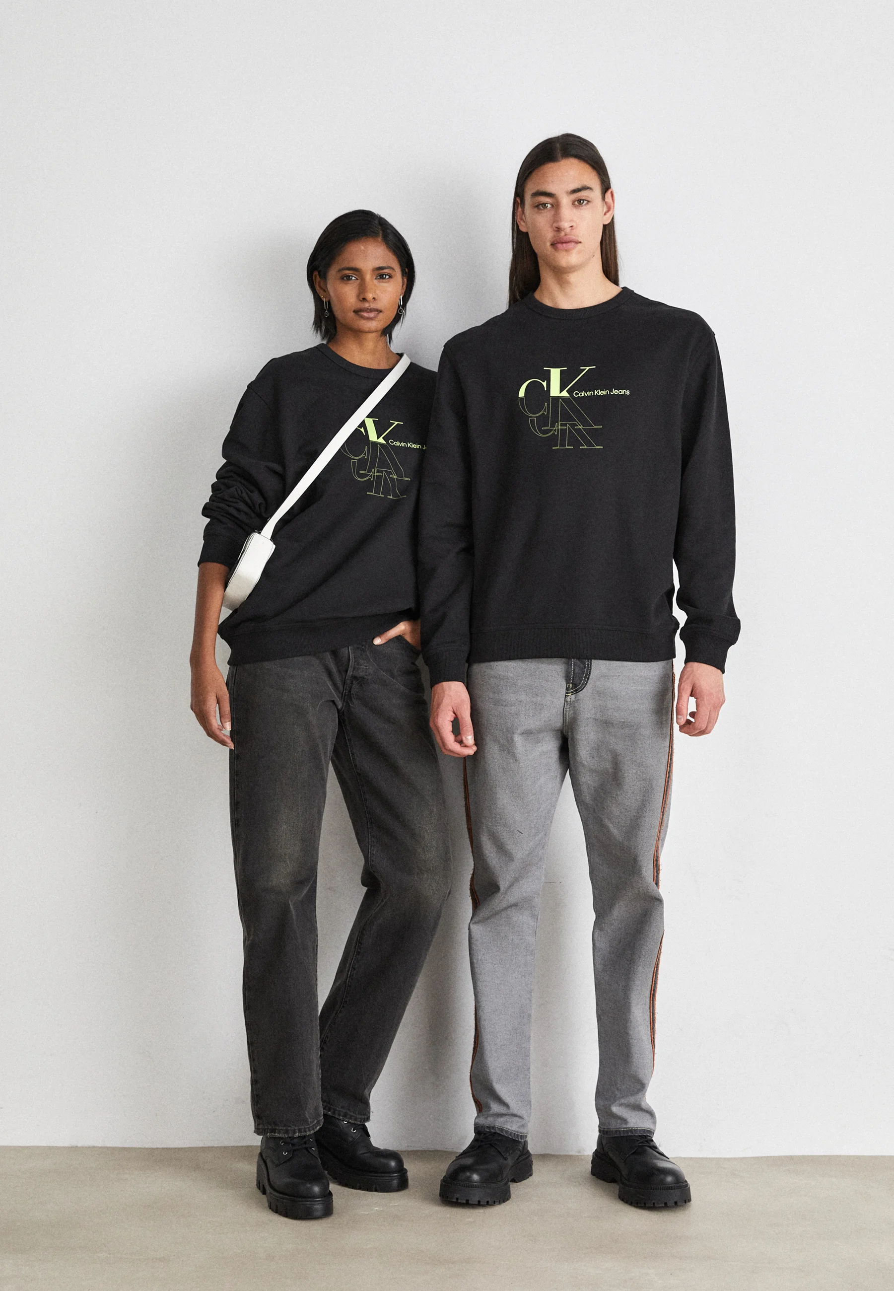 Sudadera unisex de cuello redondo con monograma Echo de Calvin Klein Jeans