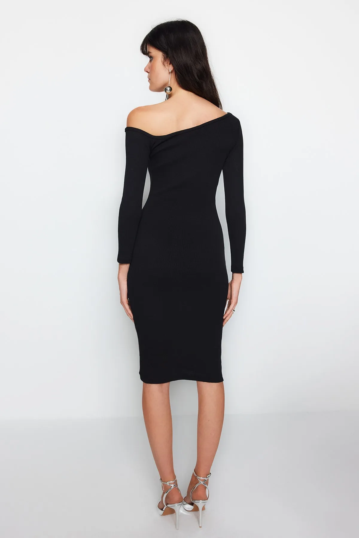 Trendyol Collection  Schwarzes, geripptes, schulterfreies, tailliertes/tailliertes Midi-Bleistiftkleid aus flexiblem Strick TWOAW24EL00201