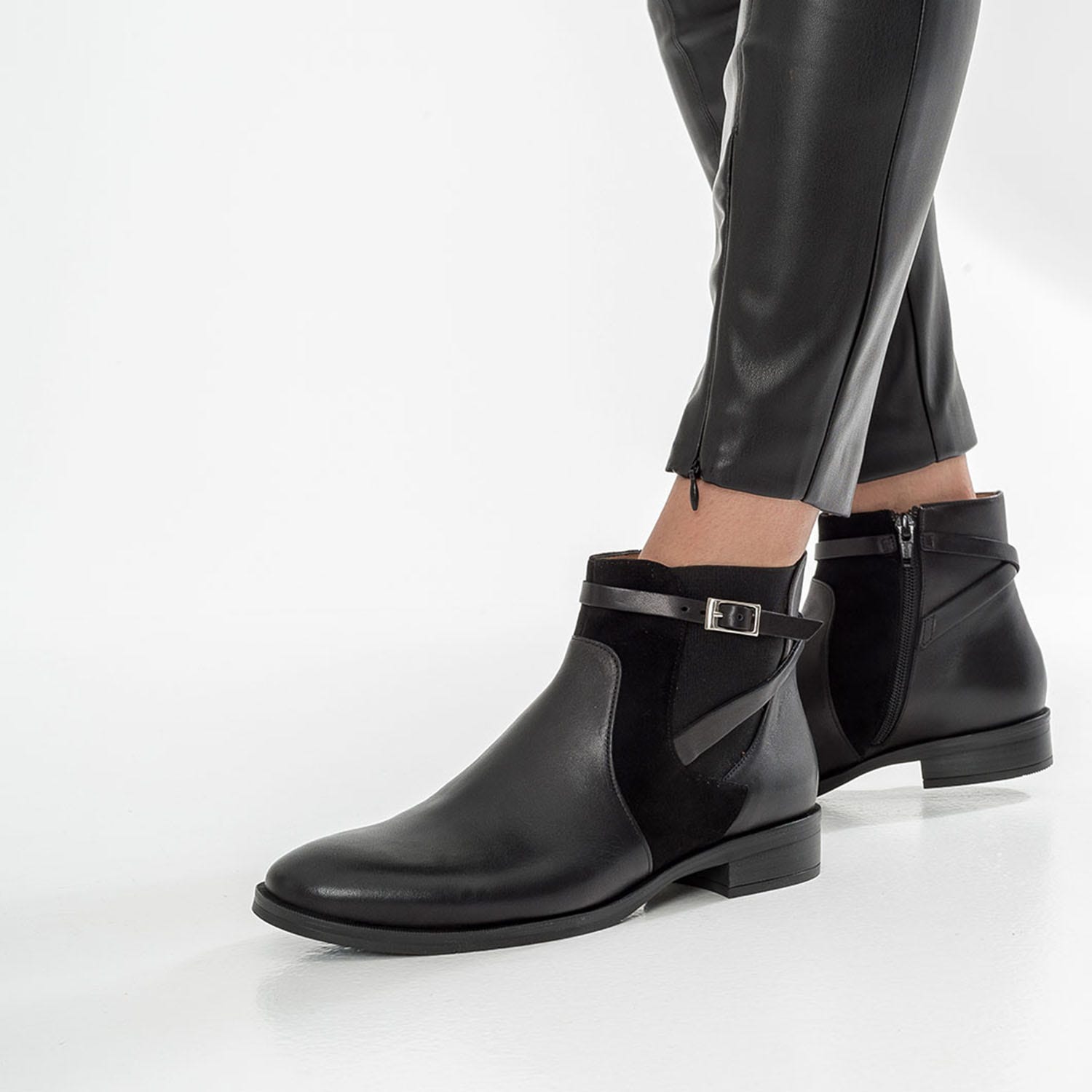 Chelsea boots ERAM FLEX noir en cuir éco-conçu avec bride