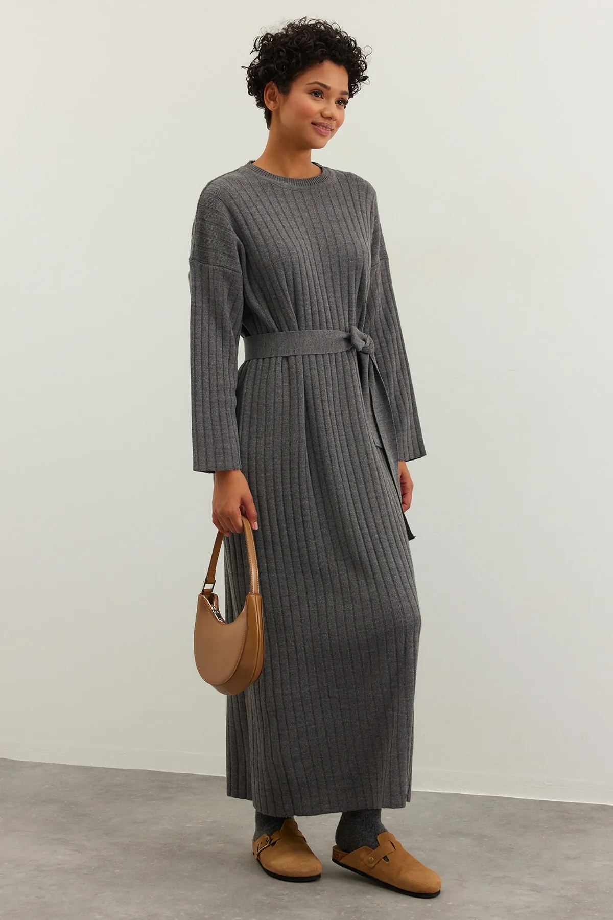 Trendyol Modest  Anthrazitfarbener, ungefütterter, schlichter Strick mit Gürtel TCTAW24EB00008
