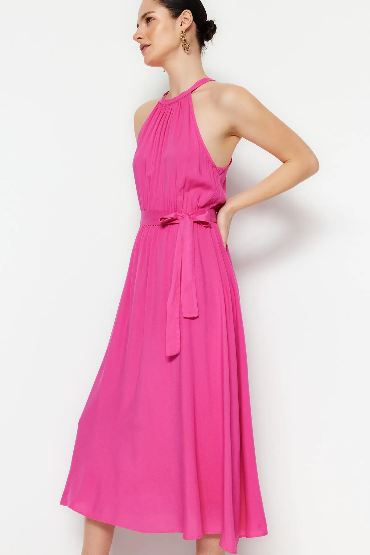 Trendyol Collection  Fuchsiafarbenes A-Linien-Midikleid aus Viskose mit Neckholder und Gürtel TWOSS19EL0155
