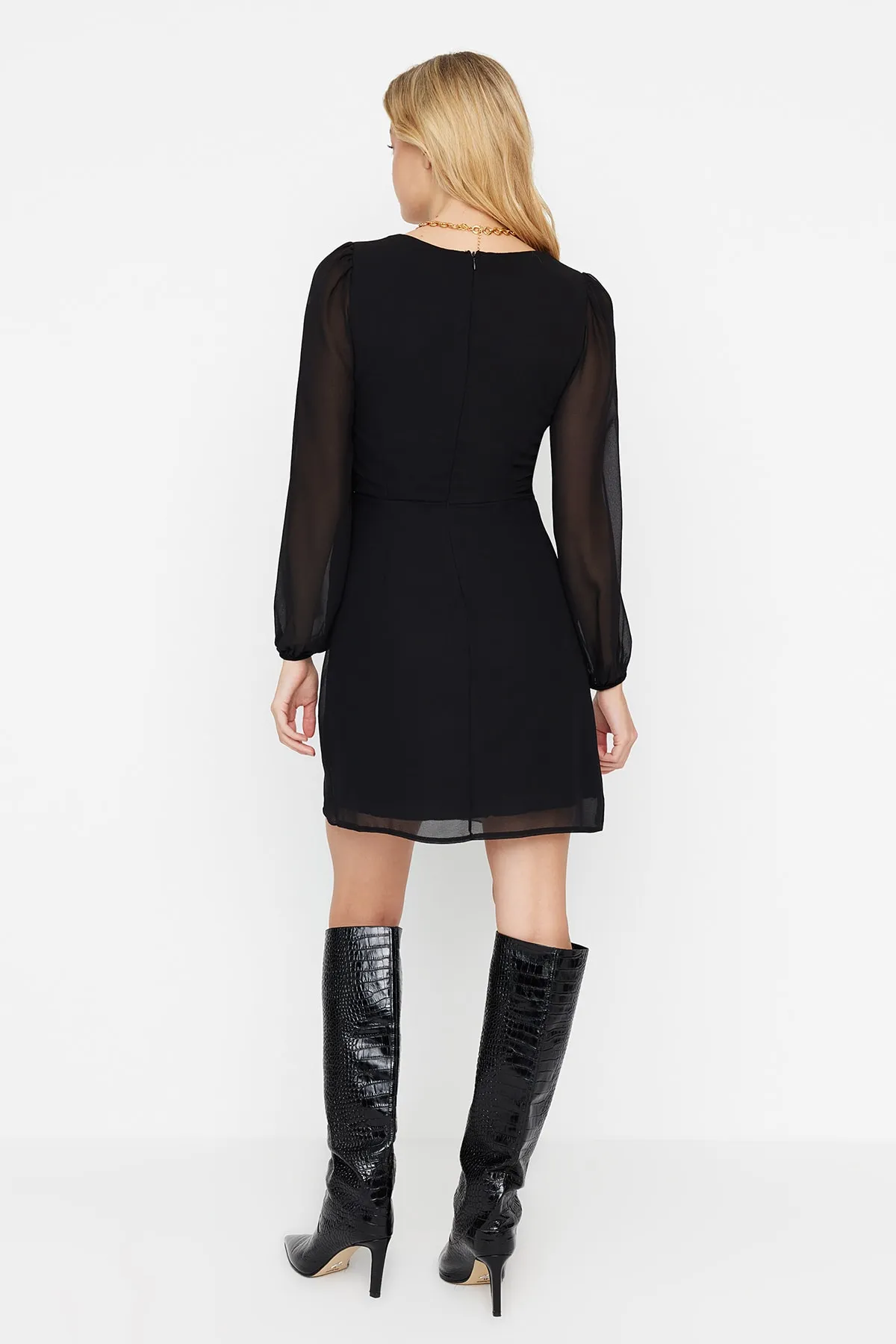 Trendyol Collection  Schwarzes Mini-Webkleid in A-Linie mit quadratischem Kragen TWOAW23EL00936