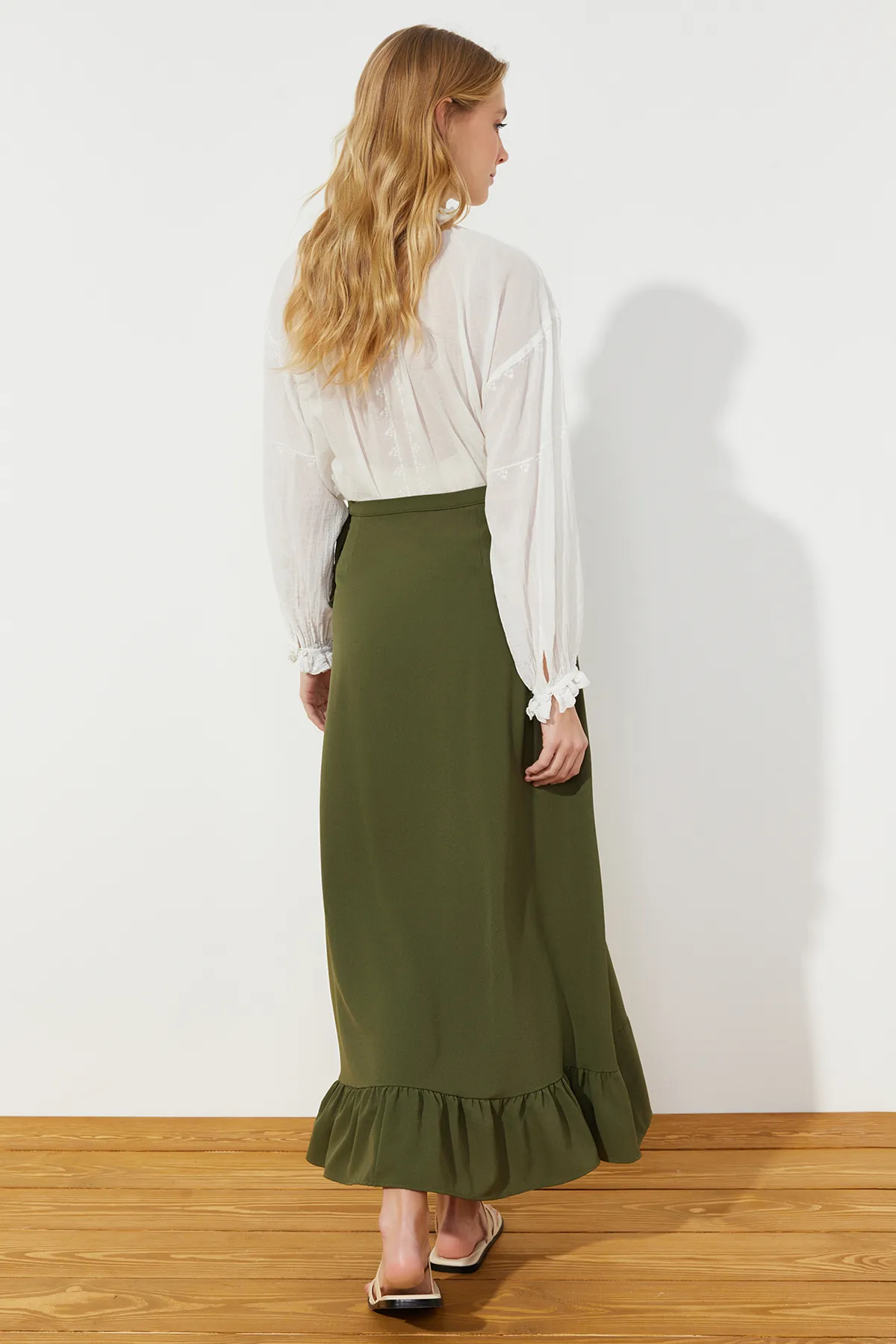 Trendyol Modest  Dunkelkhakifarbener Wickelrock mit Volant und Webmuster TCTSS21ET0579