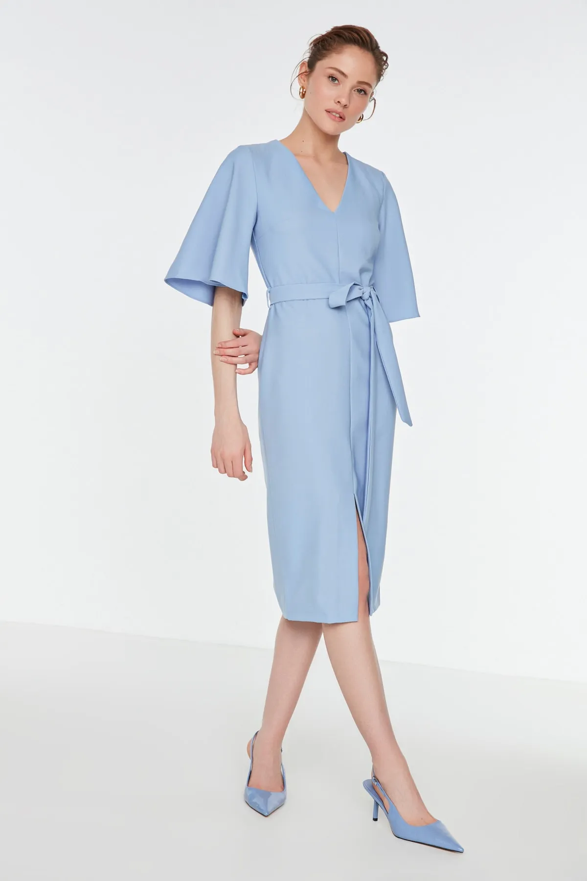 Trendyol Collection  Hellblaues Midi-Kleid mit gewebtem Schlitz und Gürtel TOFAW19BB0167