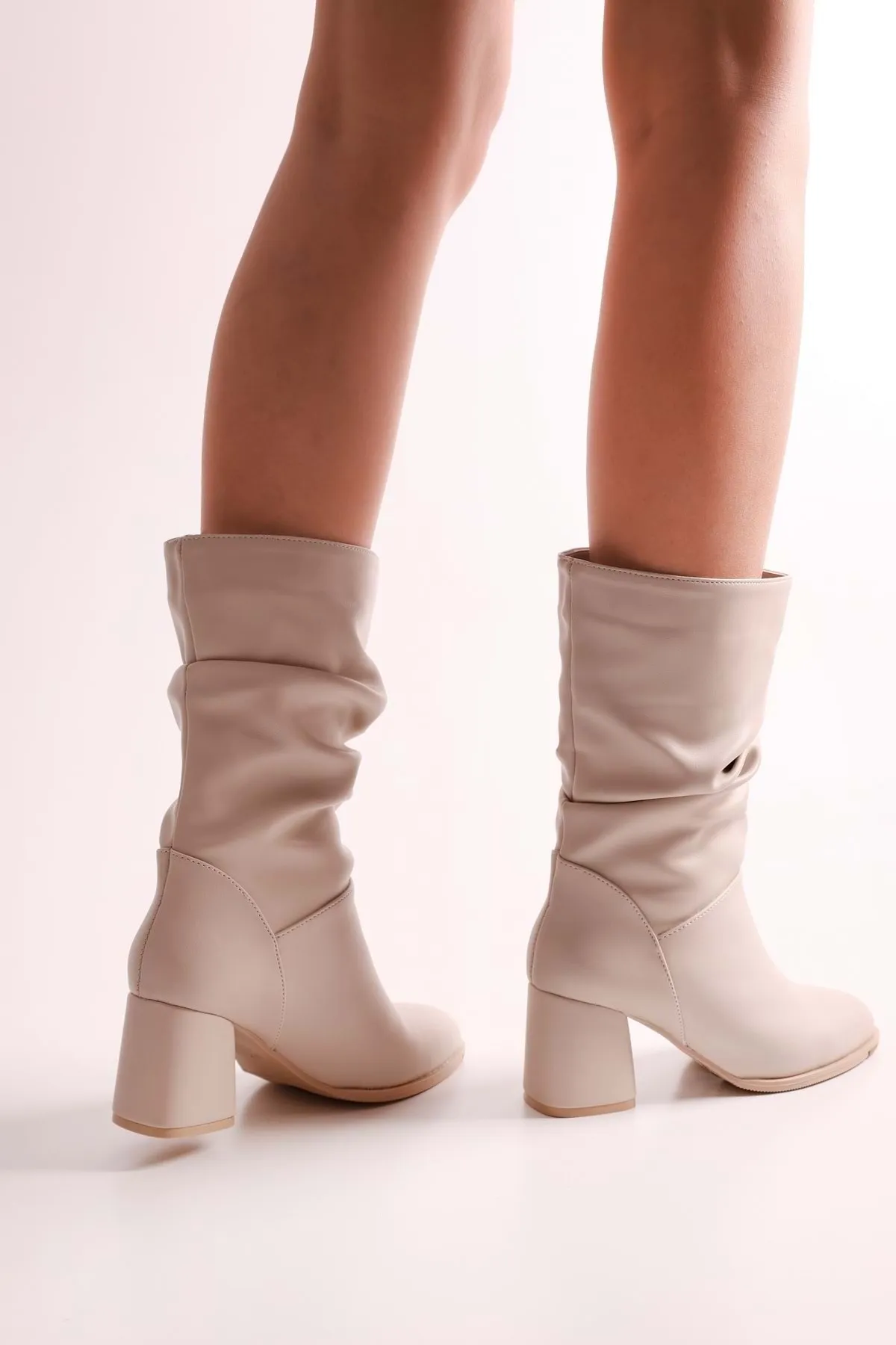Shoeberry  Damen-Stiefel Nollie Beige mit Zwickel und Absatz Beige Haut