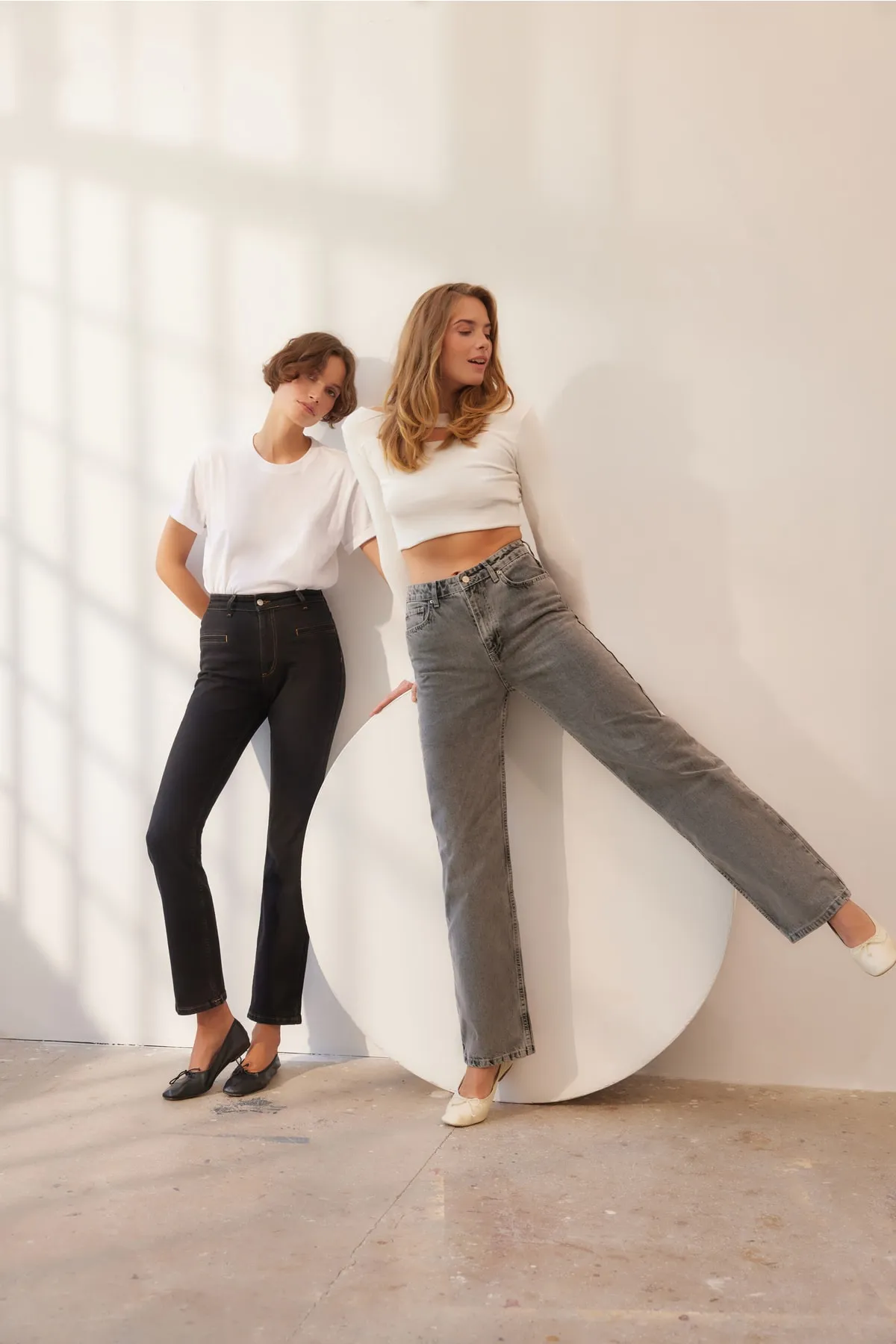 Trendyol Collection  Schwarze, nachhaltigere Bootcut-Jeans mit hoher Taille TWOAW23JE00356