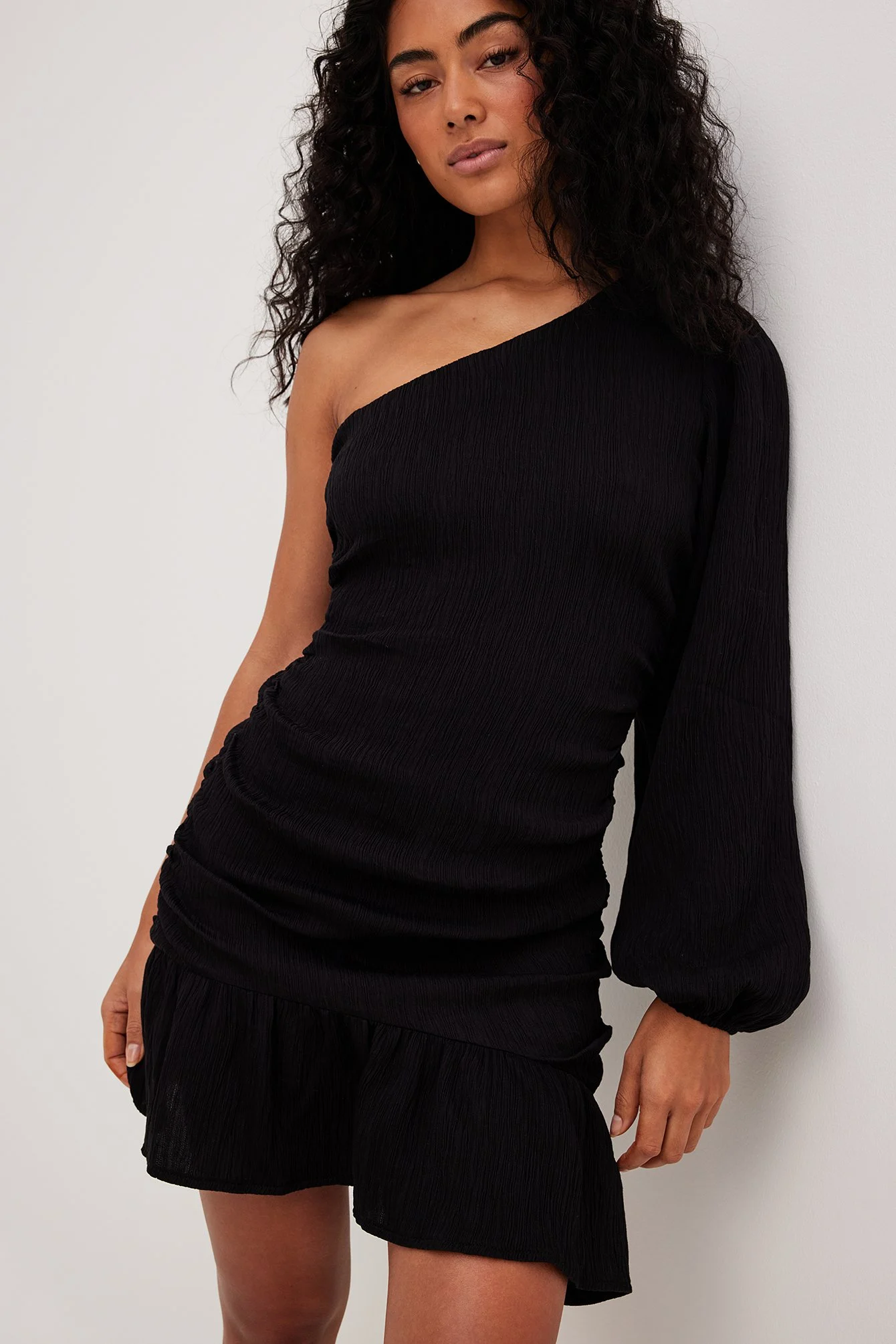 Einseitig schulterfreies Minikleid