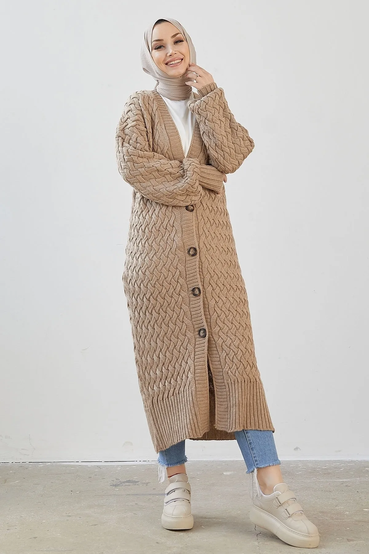 InStyle  Langer, geknöpfter Strick-Cardigan von Arene – Kamel