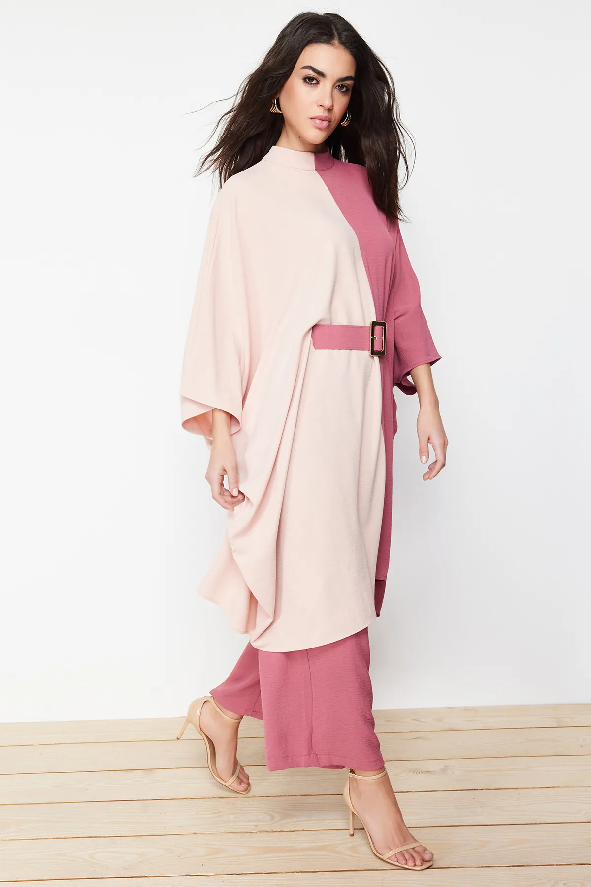 Trendyol Modest  Gewebter Tunika-Hosen-Anzug mit Gürtel und Farbblockierung in Dried Rose TCTSS23US00046