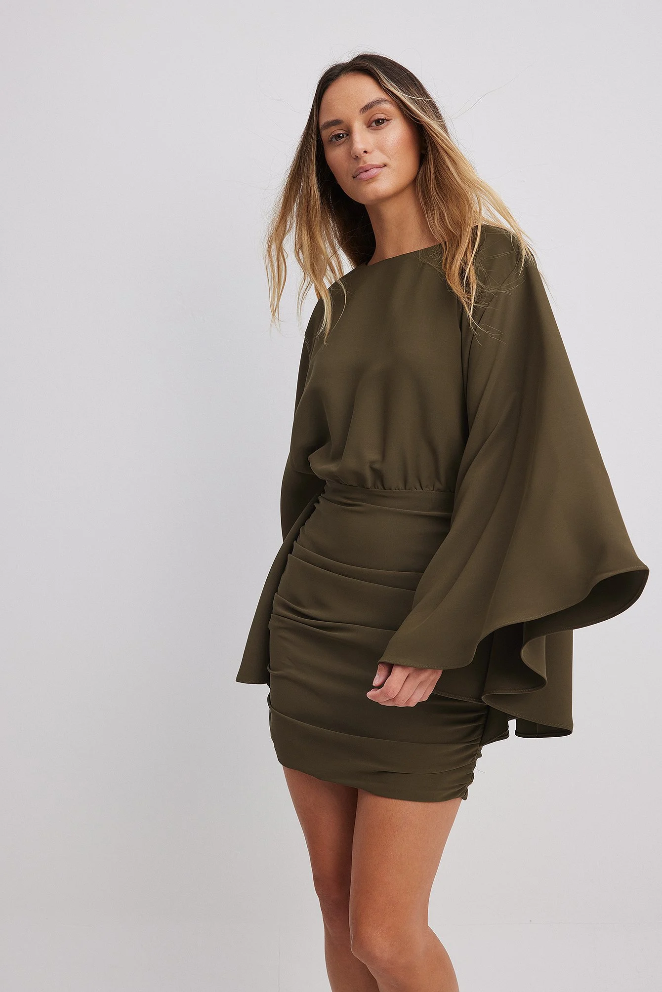 Drapiertes Minikleid mit weiten Ärmeln