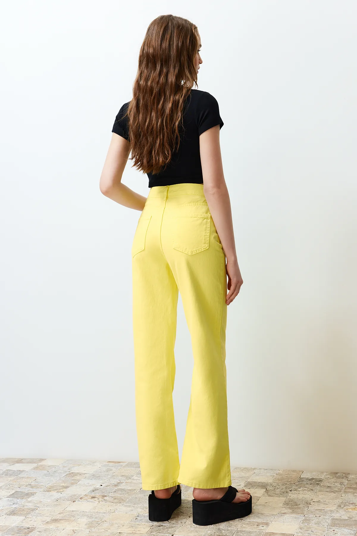 Trendyol Collection  Gelbe Jeans mit hoher Taille und weitem Bein TWOSS24JE00228