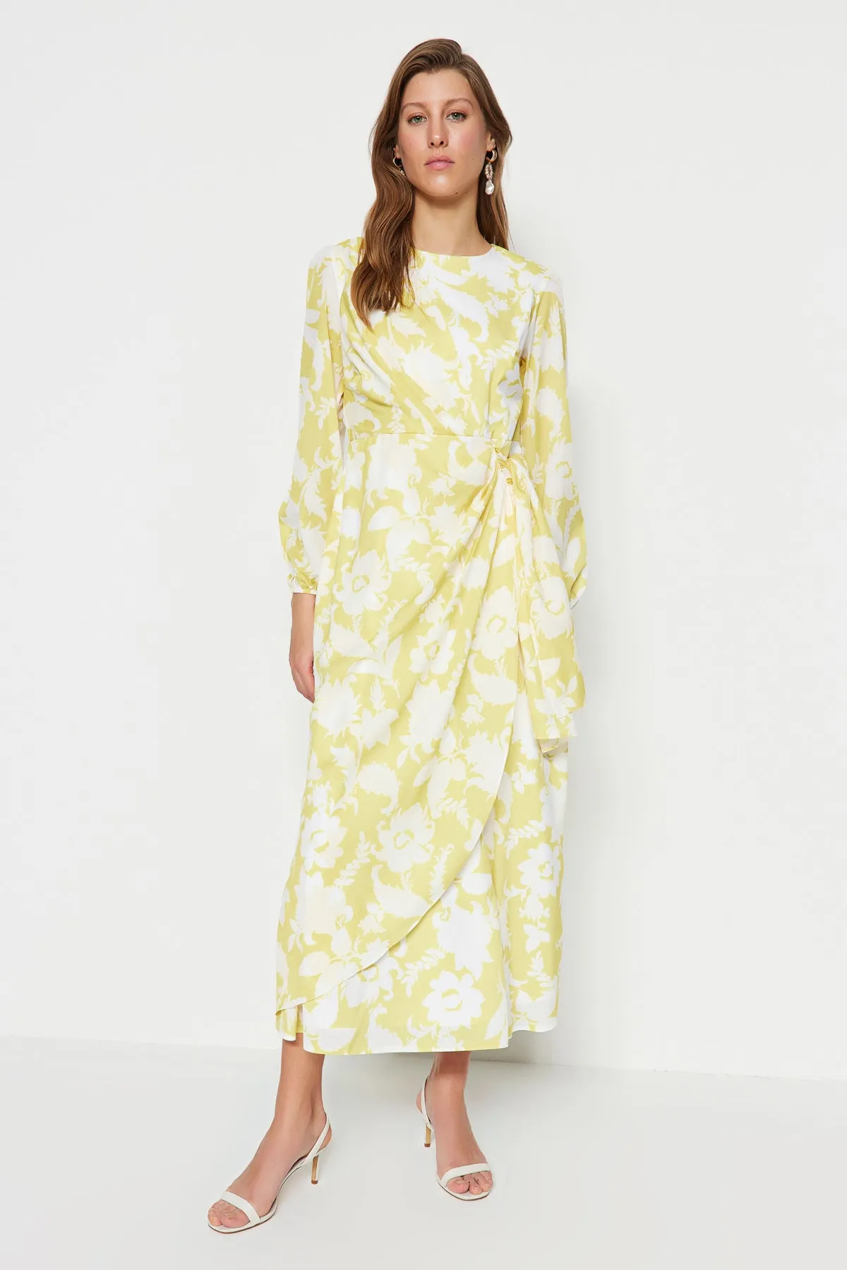 Trendyol Modest  Gelbes Abendkleid mit geraffter Taille und Blumenmuster TCTSS23DB00021