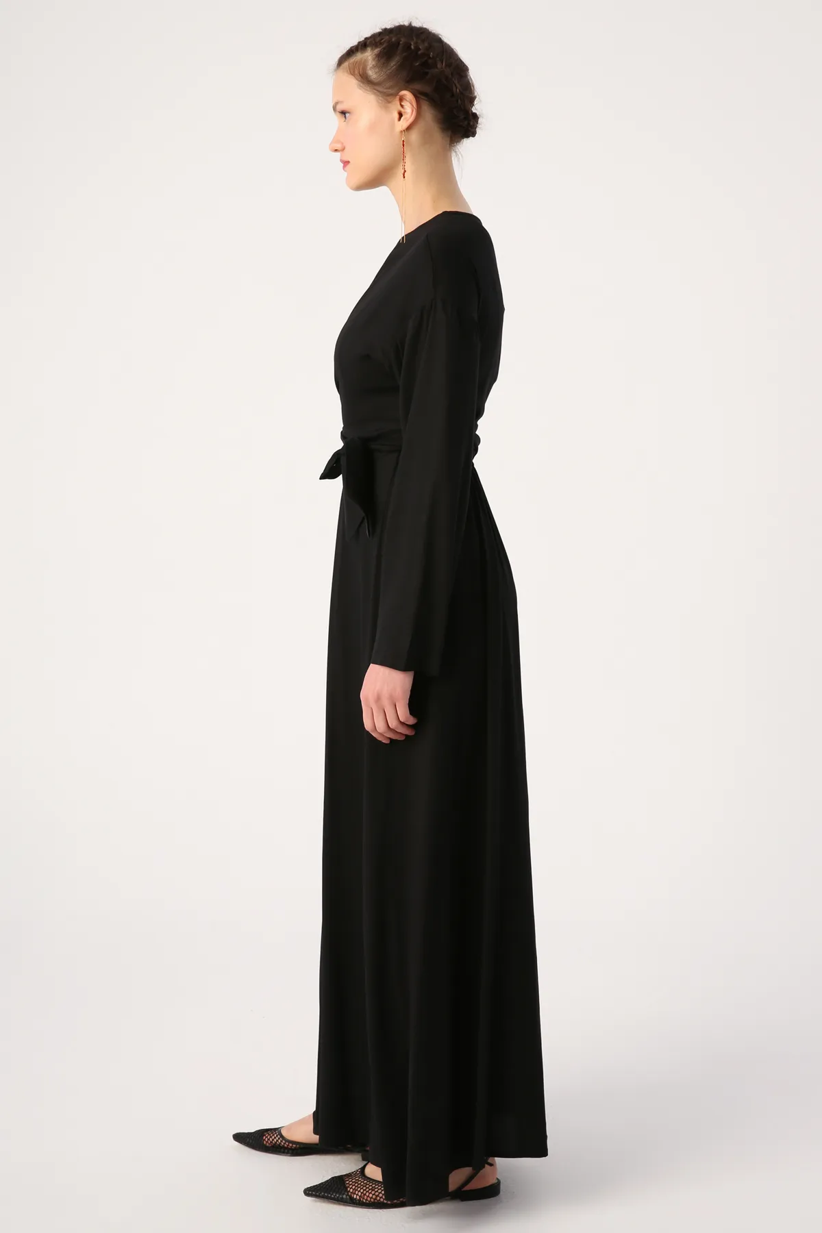 ALLDAY  Schwarzes Viskosekleid mit Rundhalsausschnitt und Bindedetail an der Taille
