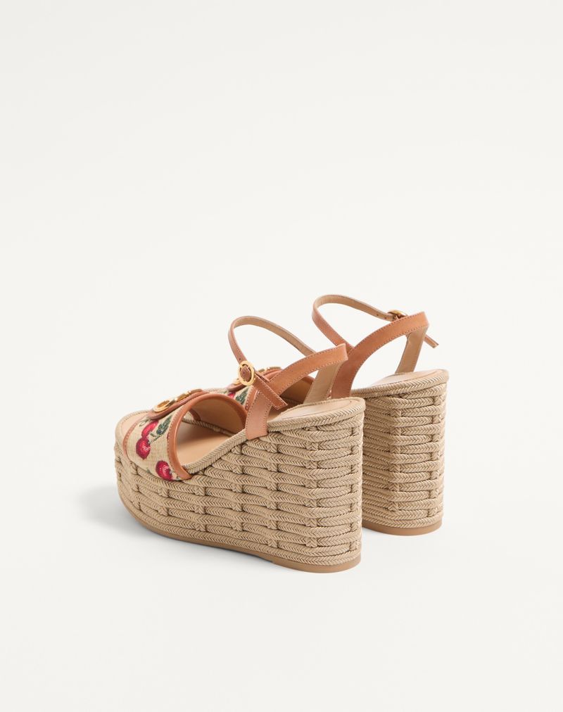 Sandália de plataforma VLogo Signature em ráfia jacquard com estampa de cereja, 120 mm