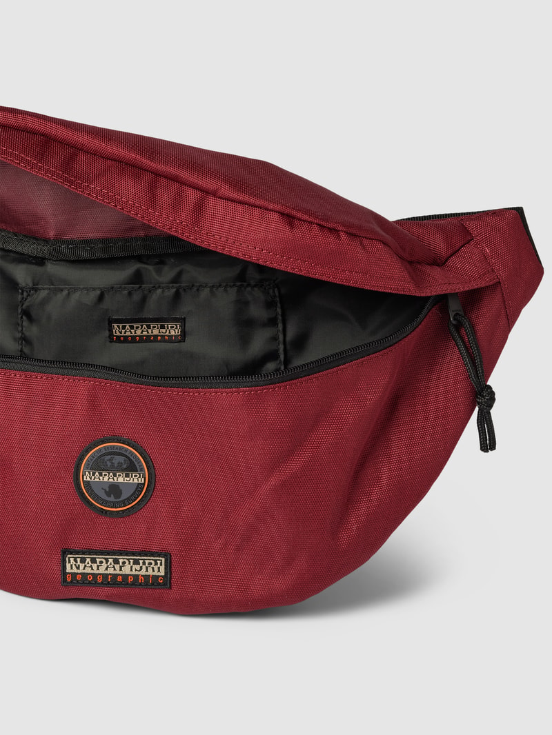 Bauchtasche mit Label-Patch in dunkelrot