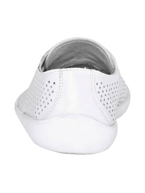 Schnürschuh mit sommerlicher Lochung