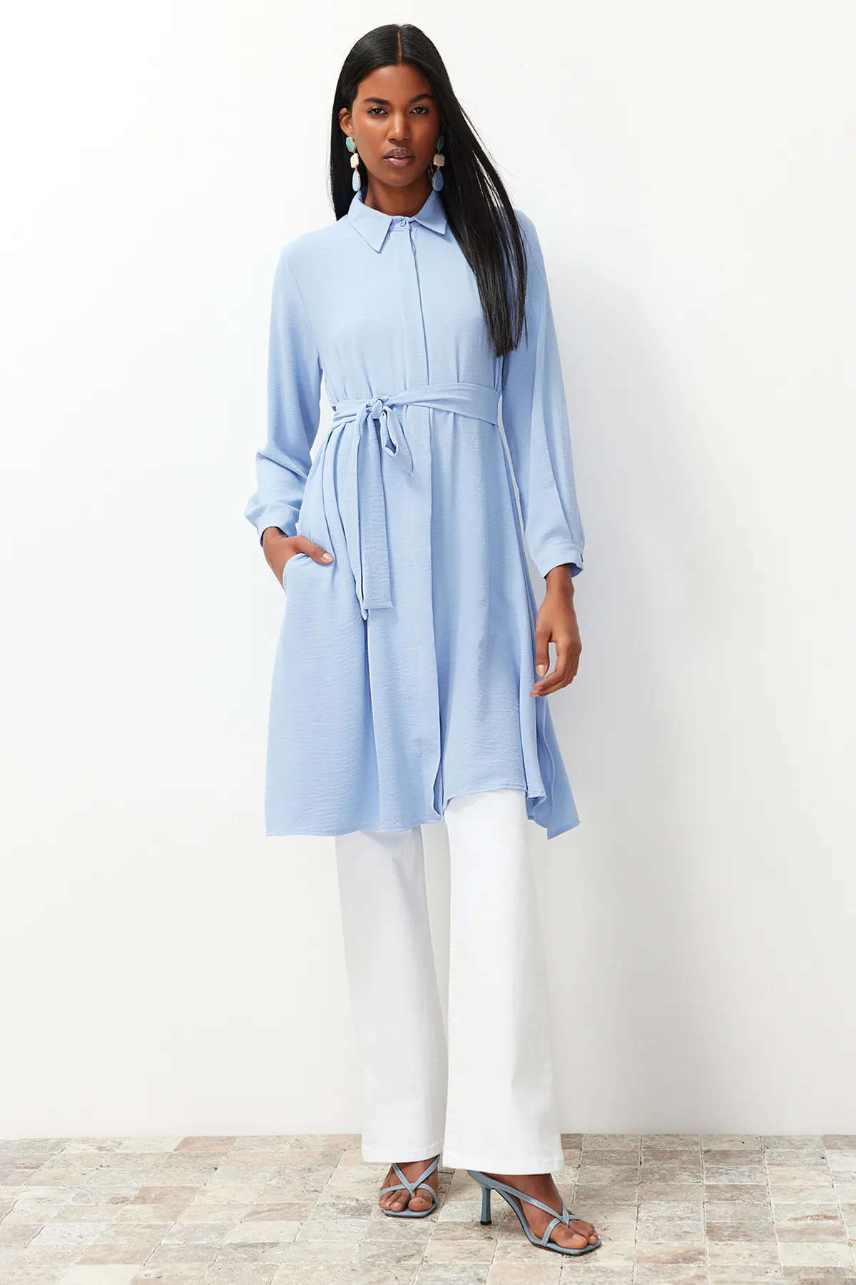 Trendyol Modest  Hellblaues, lang gewebtes Aerobin-Hemd TCTSS24TG00062