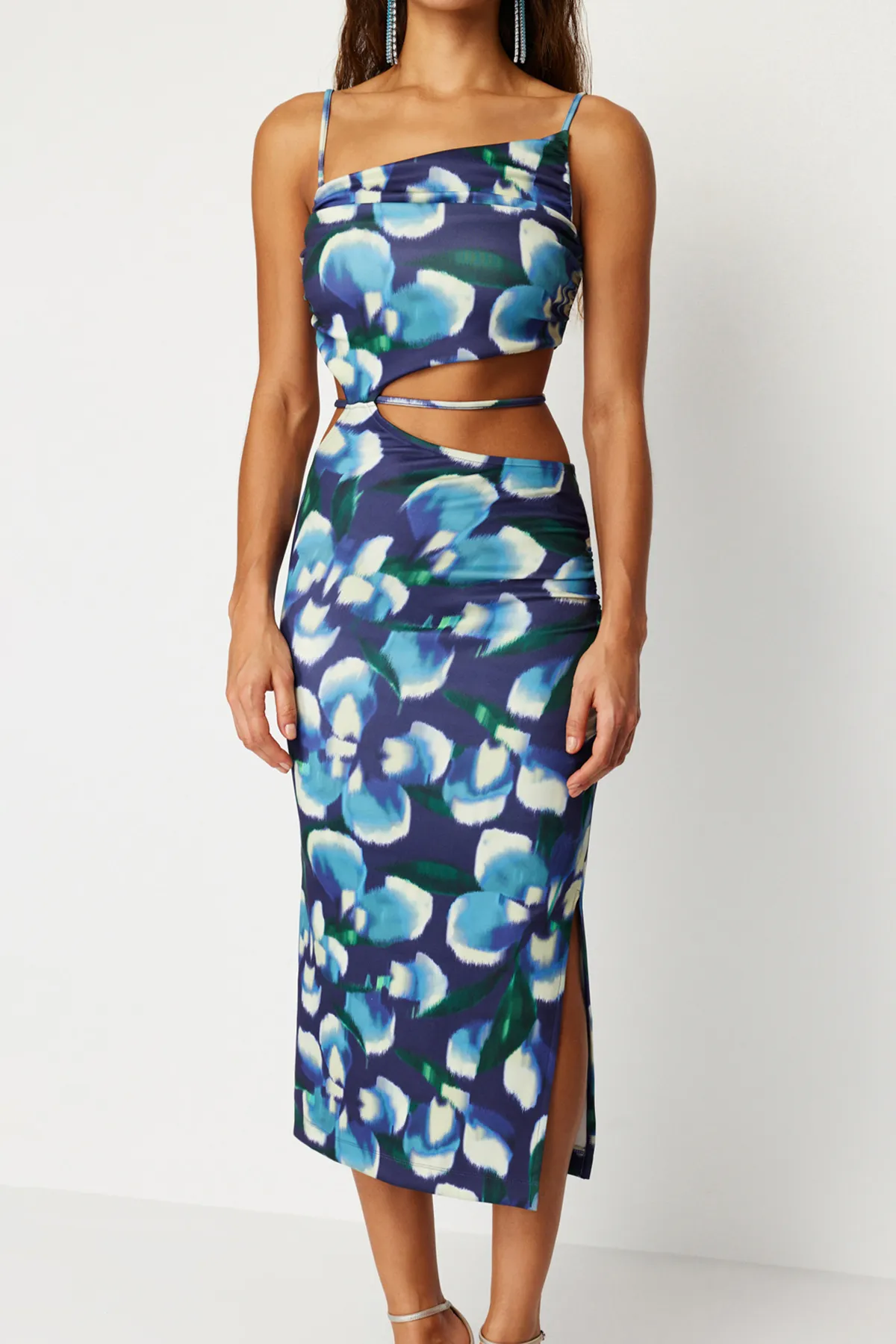 Trendyol Collection  Blau-mehrfarbiges, floral gemustertes, stilvolles Abendkleid mit Raffdetails TPRSS22EL0960
