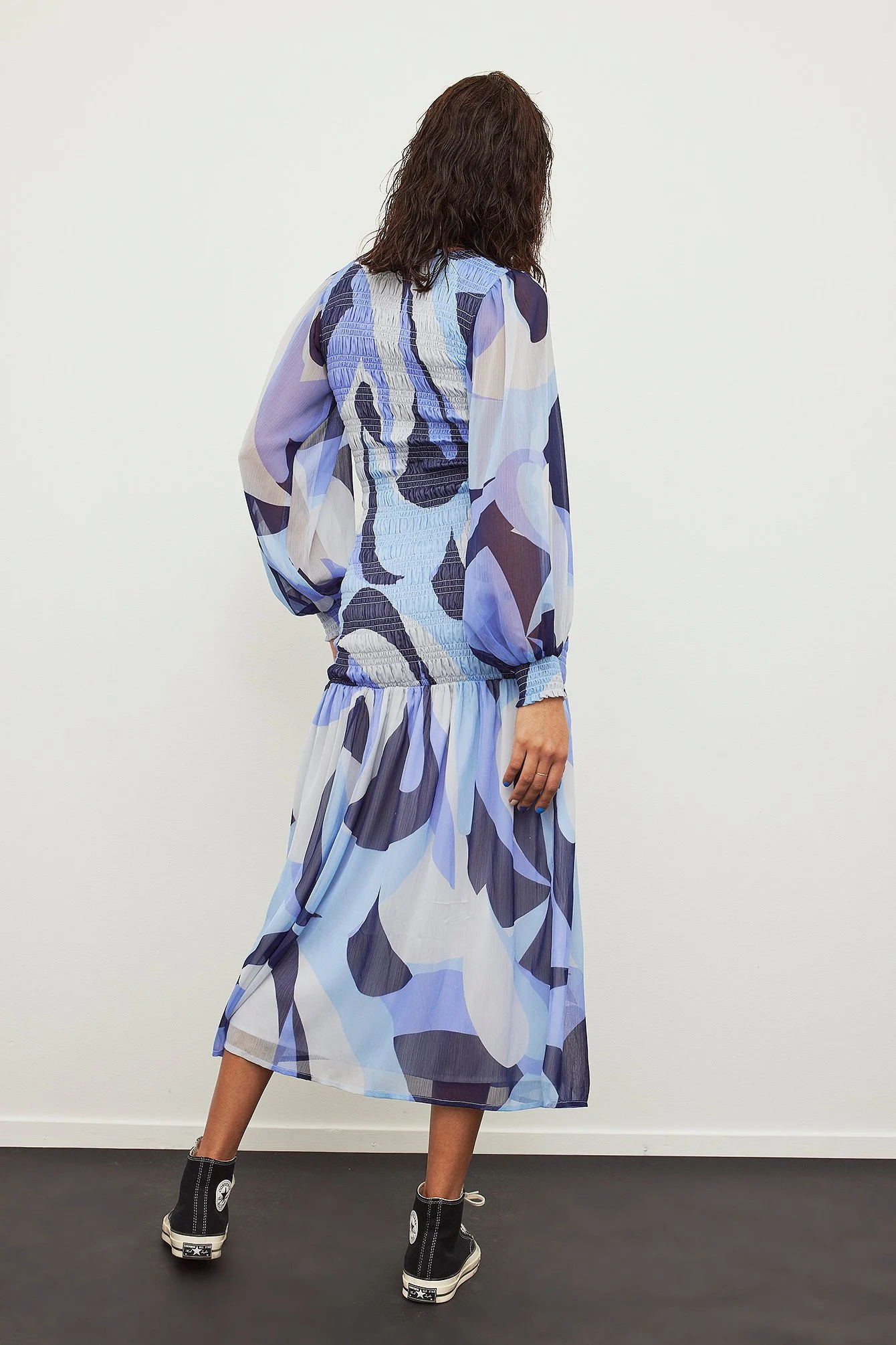 Recyceltes Smock-Maxikleid mit Puffärmeln