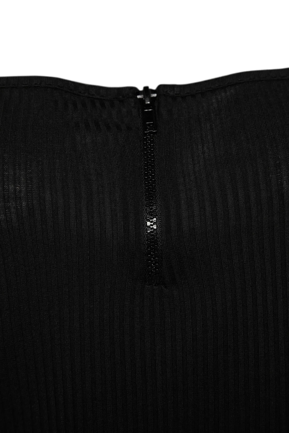 Trendyol Curve  Schwarze Strickbluse mit quadratischem Kragen und Reißverschluss TBBSS22BZ00005