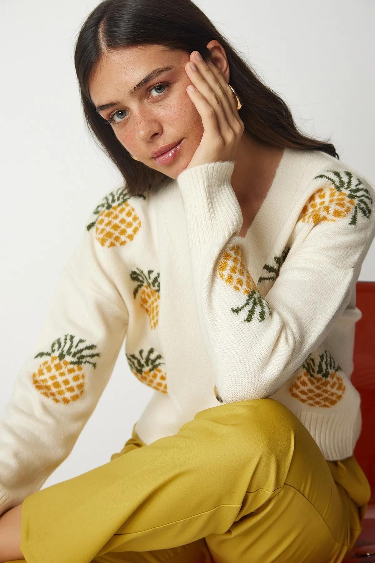 Happiness İstanbul  Cremefarbene, senffarbene Strickjacke mit Muster für Damen BV00101