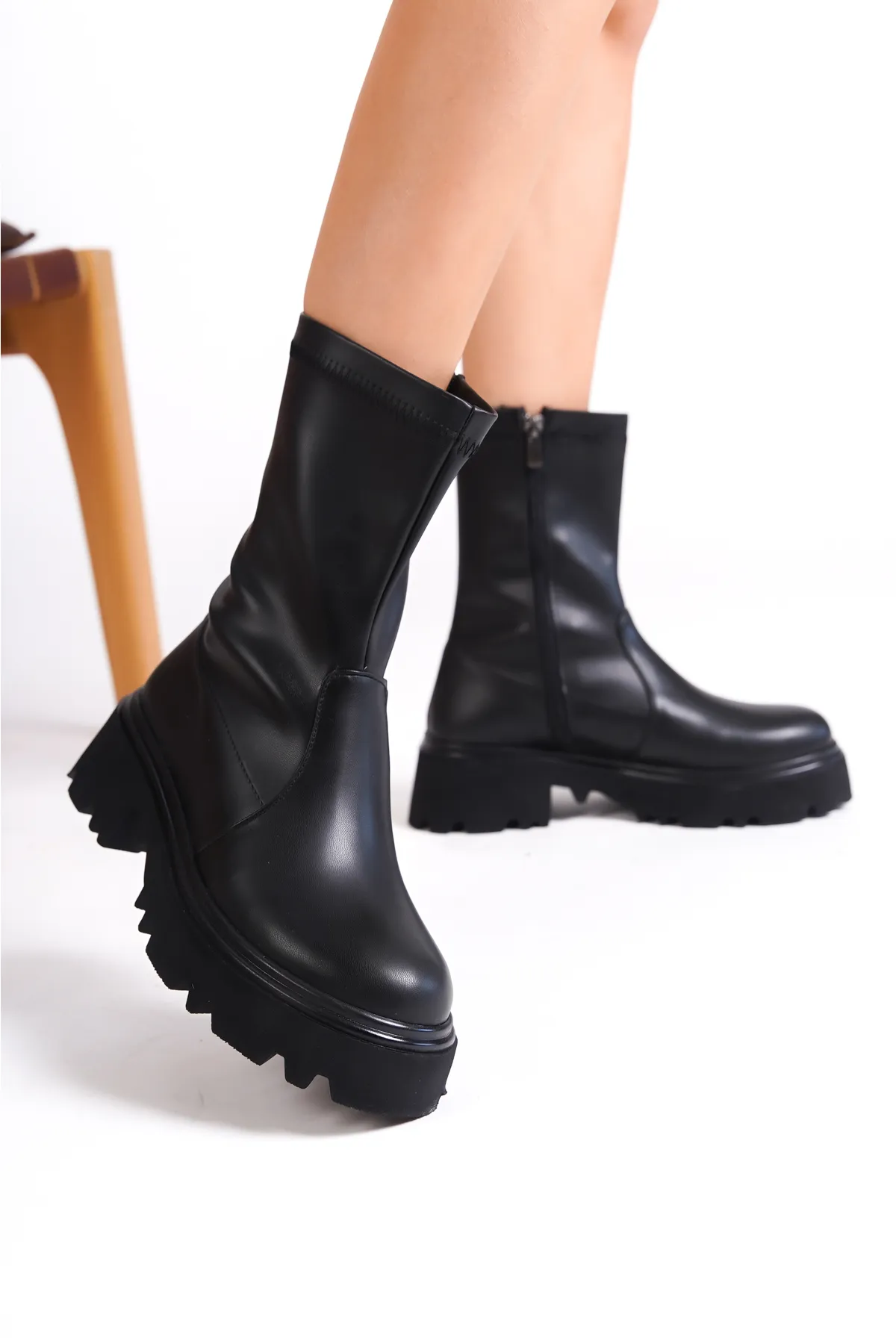 Capone Outfitters  Damenstiefel mit runder Zehenpartie, Stretch und seitlichem Reißverschluss