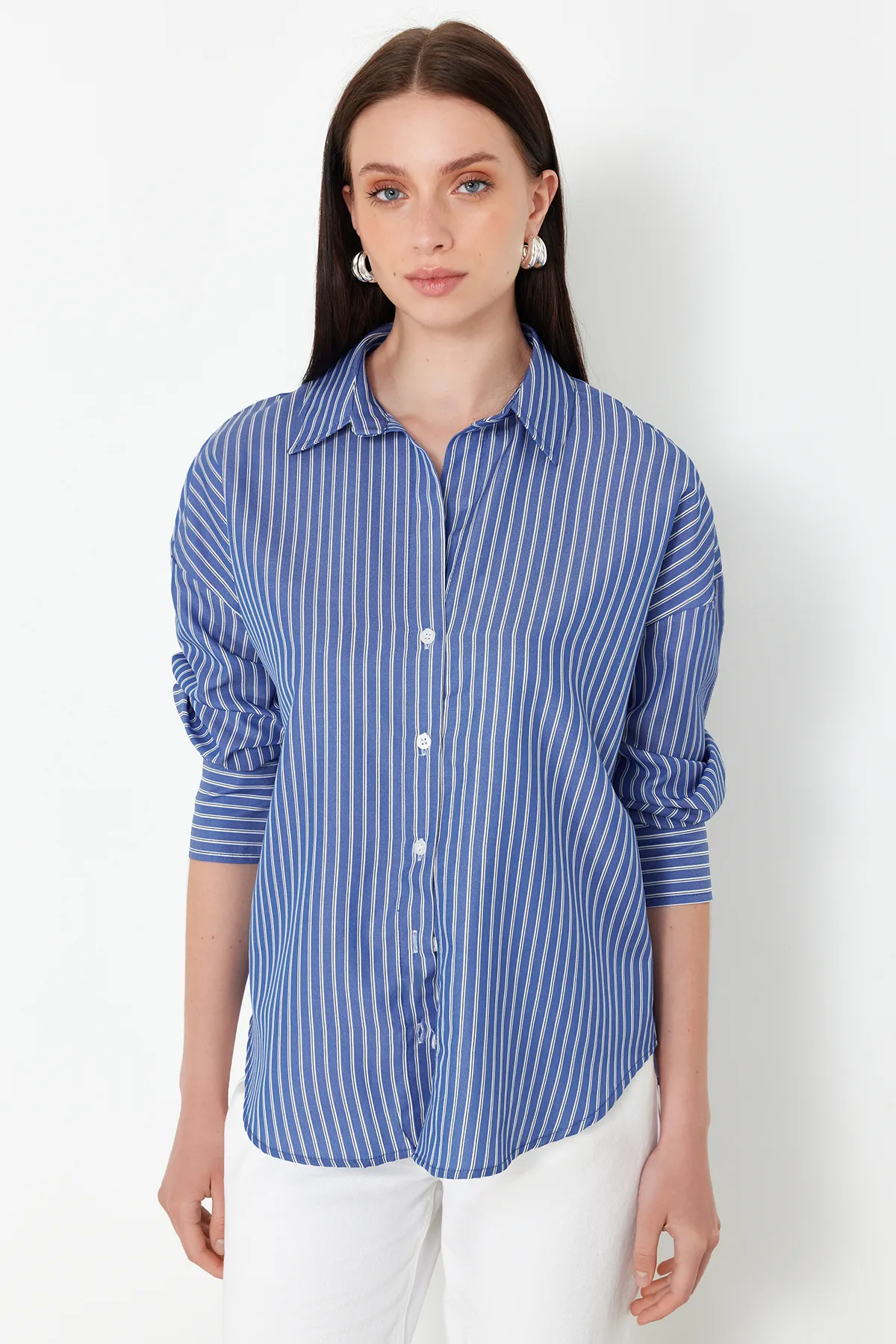 Trendyol Collection  Blau gestreiftes Webhemd - Regular Fit TWOSS24GO00212