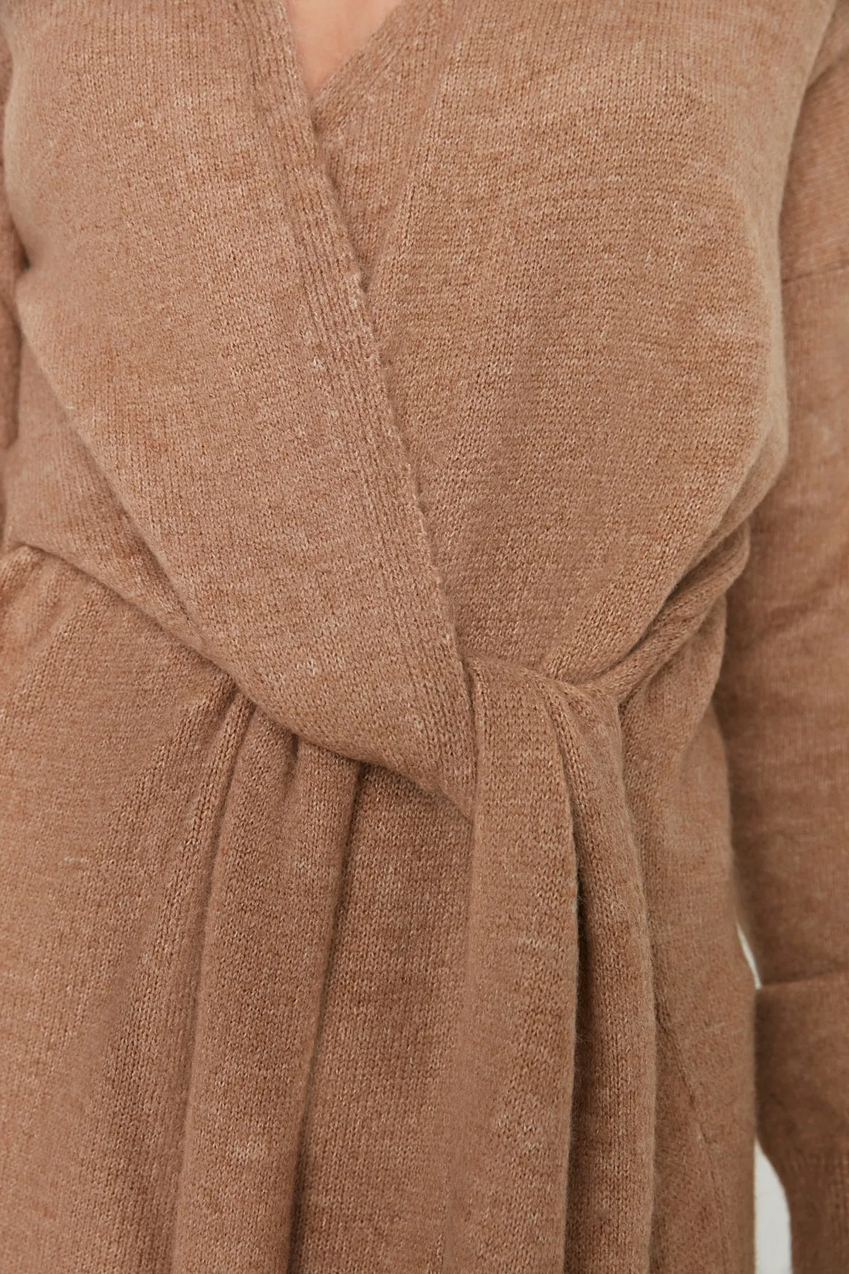 Trendyol Collection  Kamelfarbenes Maxi-Strickkleid mit zweireihigem Kragen und Krawatte, Detailliert TWOAW21EL0260