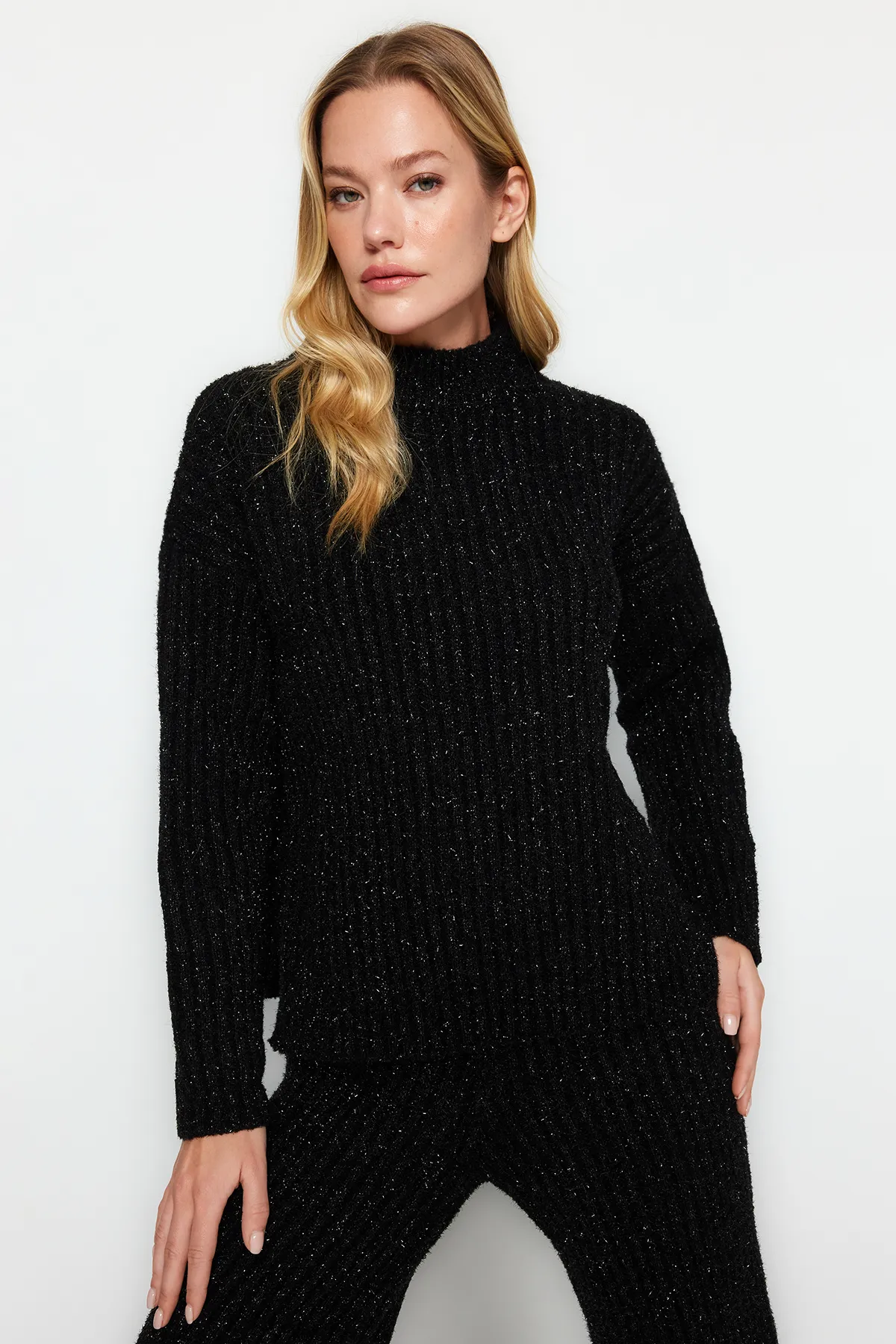 Trendyol Collection  Schwarzes, übergroßes Set aus Oberteil und Unterteil aus Strick mit Weihnachtsmotiv und Glitzer TWOAW24AU00114
